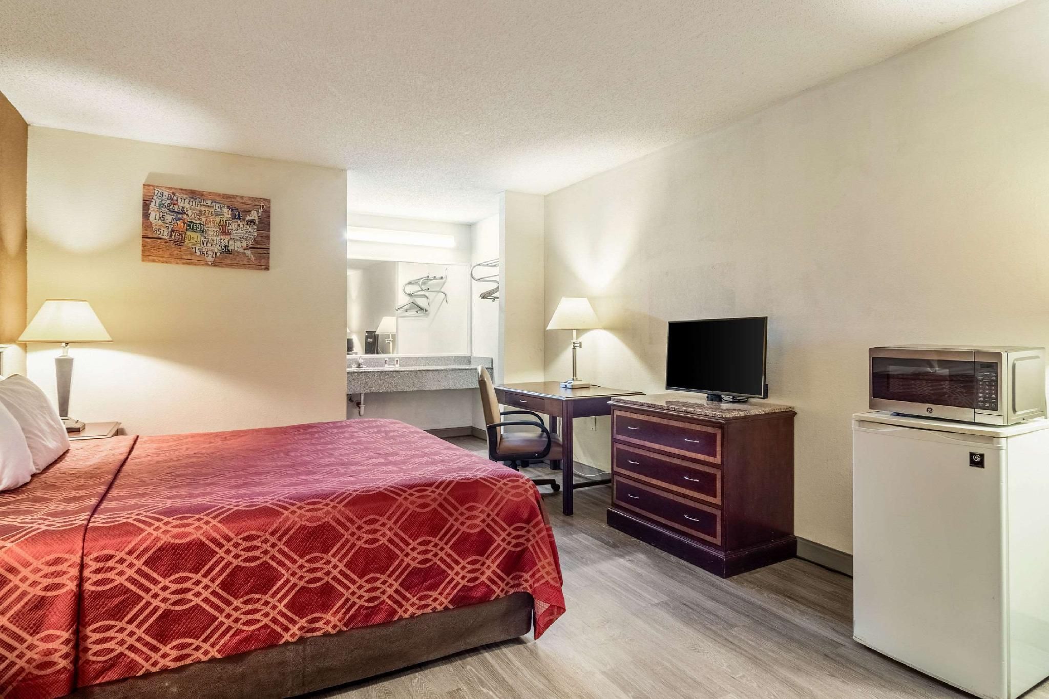 Econo Lodge Acworth East 1 King Bed, Nonsmoking