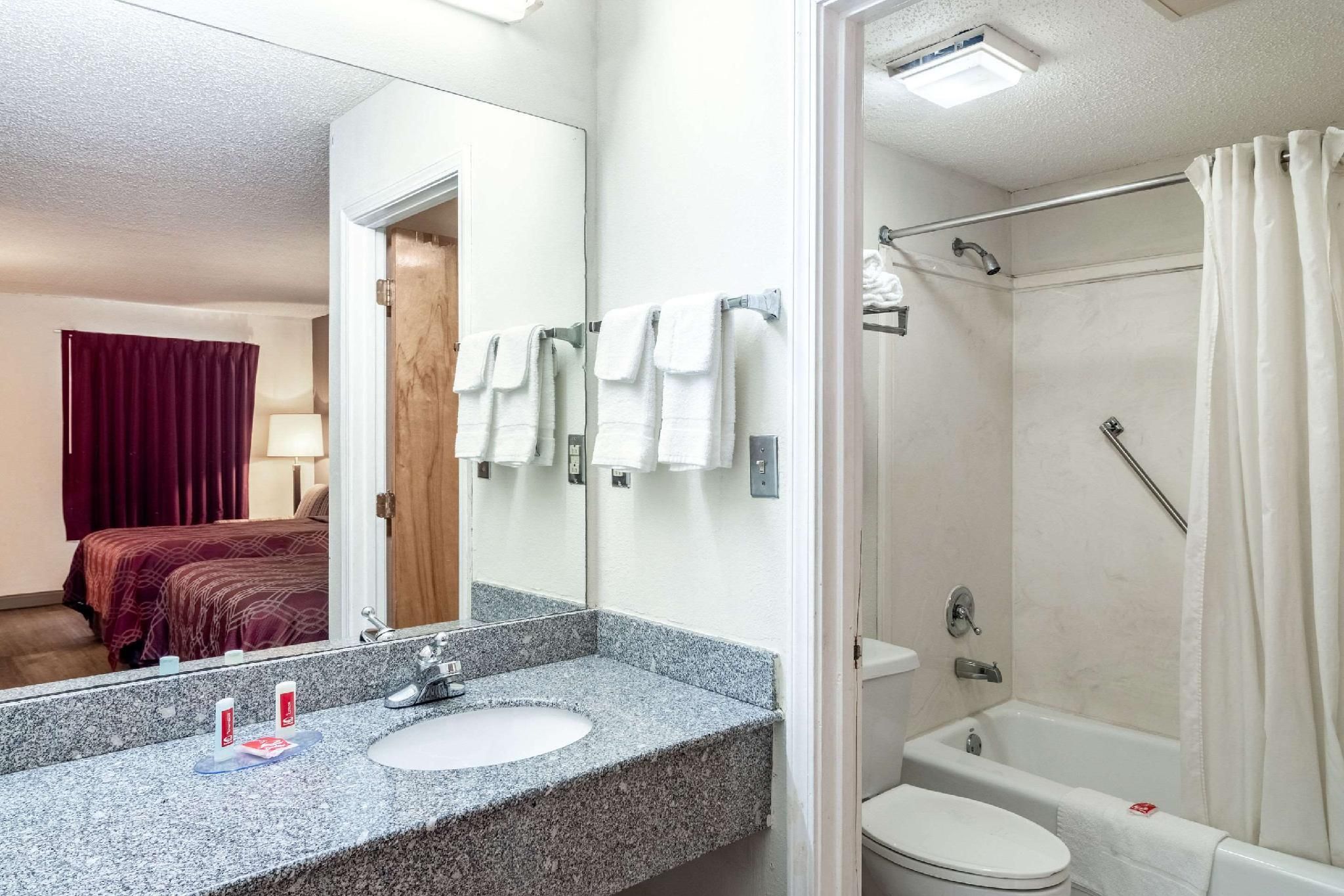 Econo Lodge Acworth East 2 Double Beds, Smoking 3