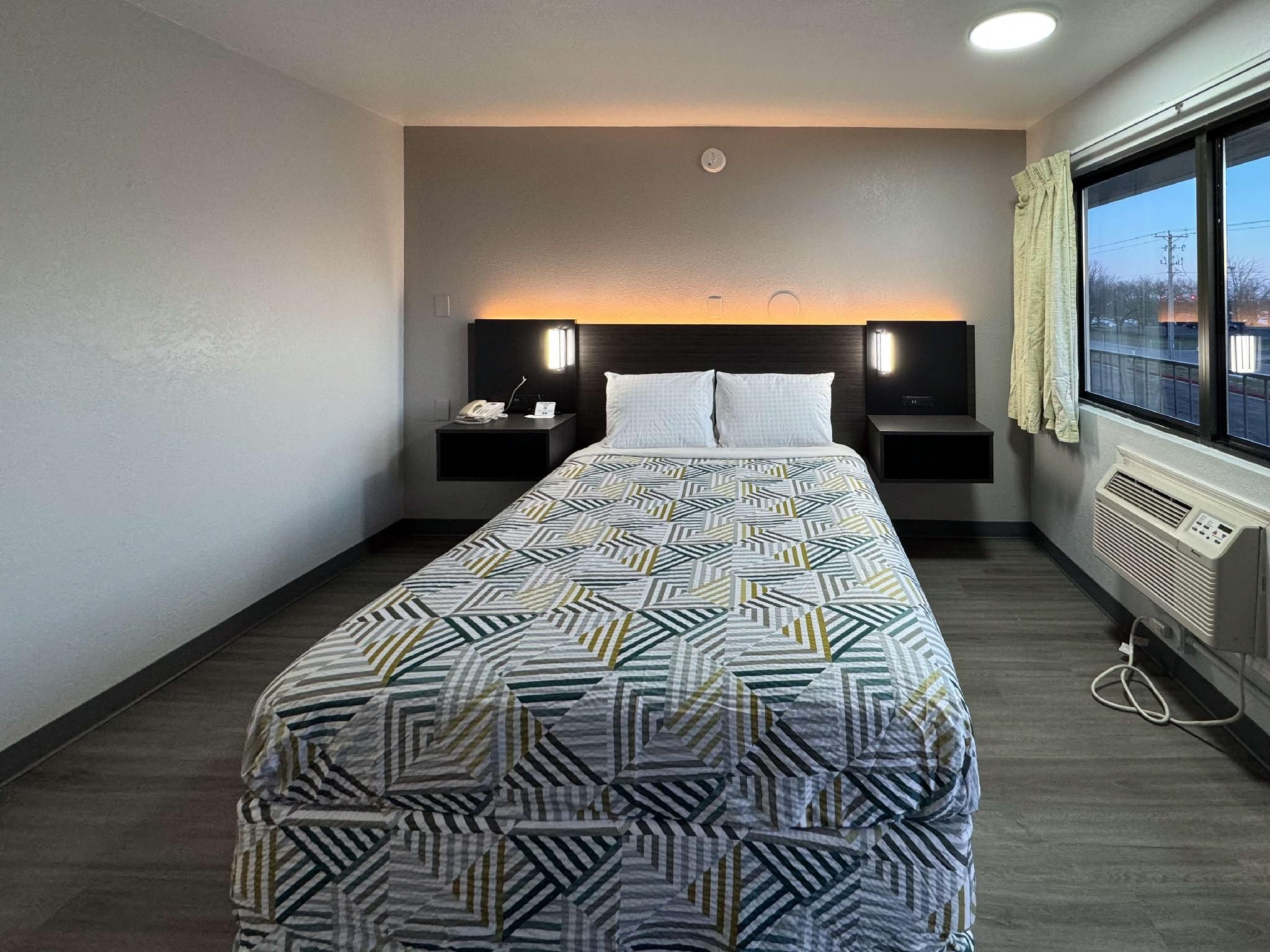 1 Queen Bed | ADA/RI Shower/Non-Smoking