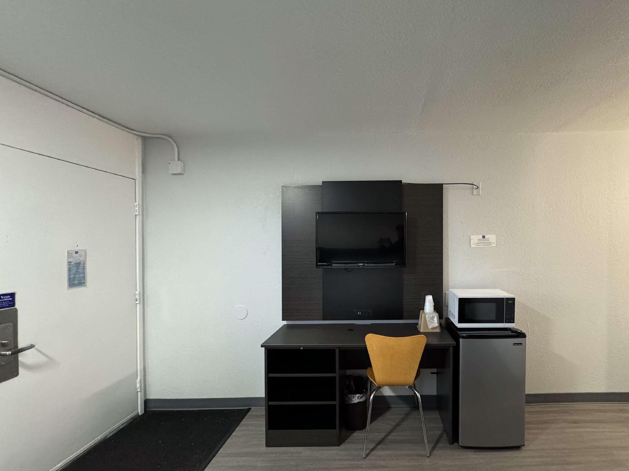 Motel 6 Janesville, WI 2 Full Beds | Mobility Access RI Shower Nsmk 3