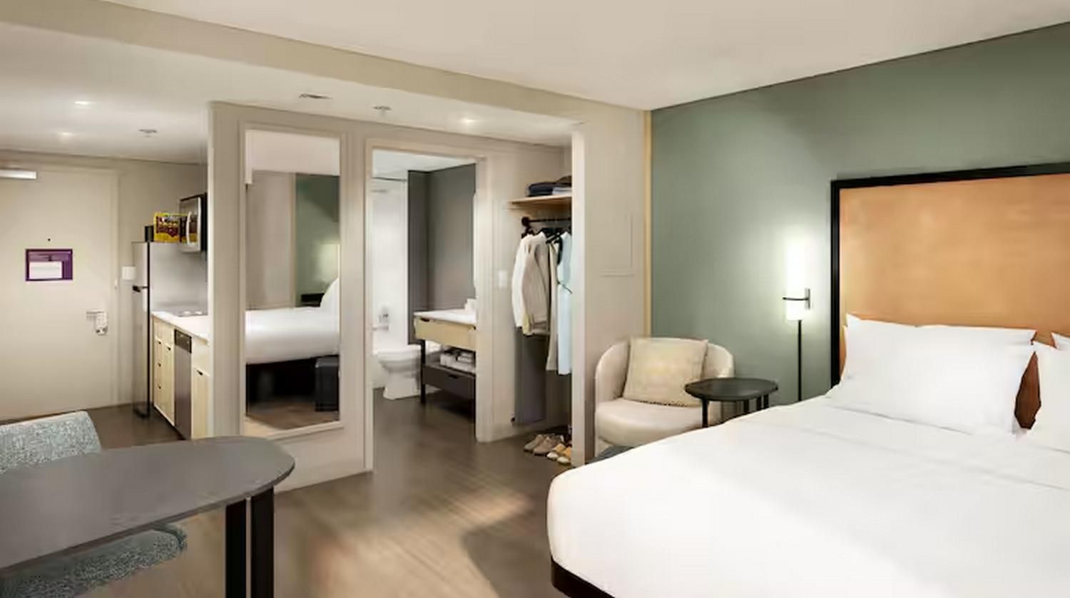 1 KING STUDIO SUITE MOBILITY ACCESS RI SHWR