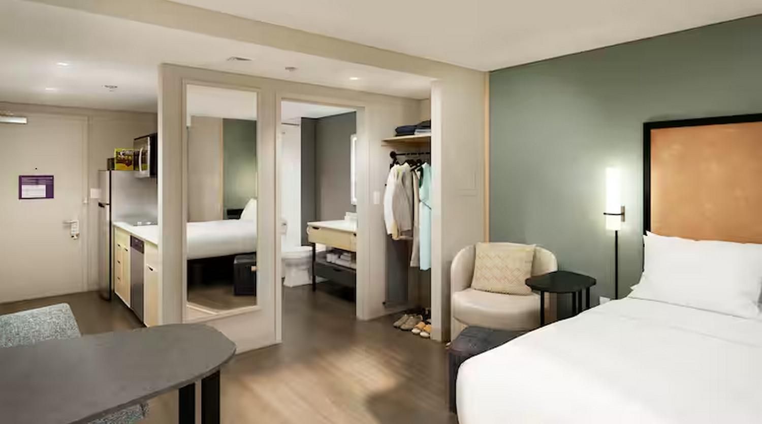 1 King Bed Studio Ste Mobility Accessible Tub