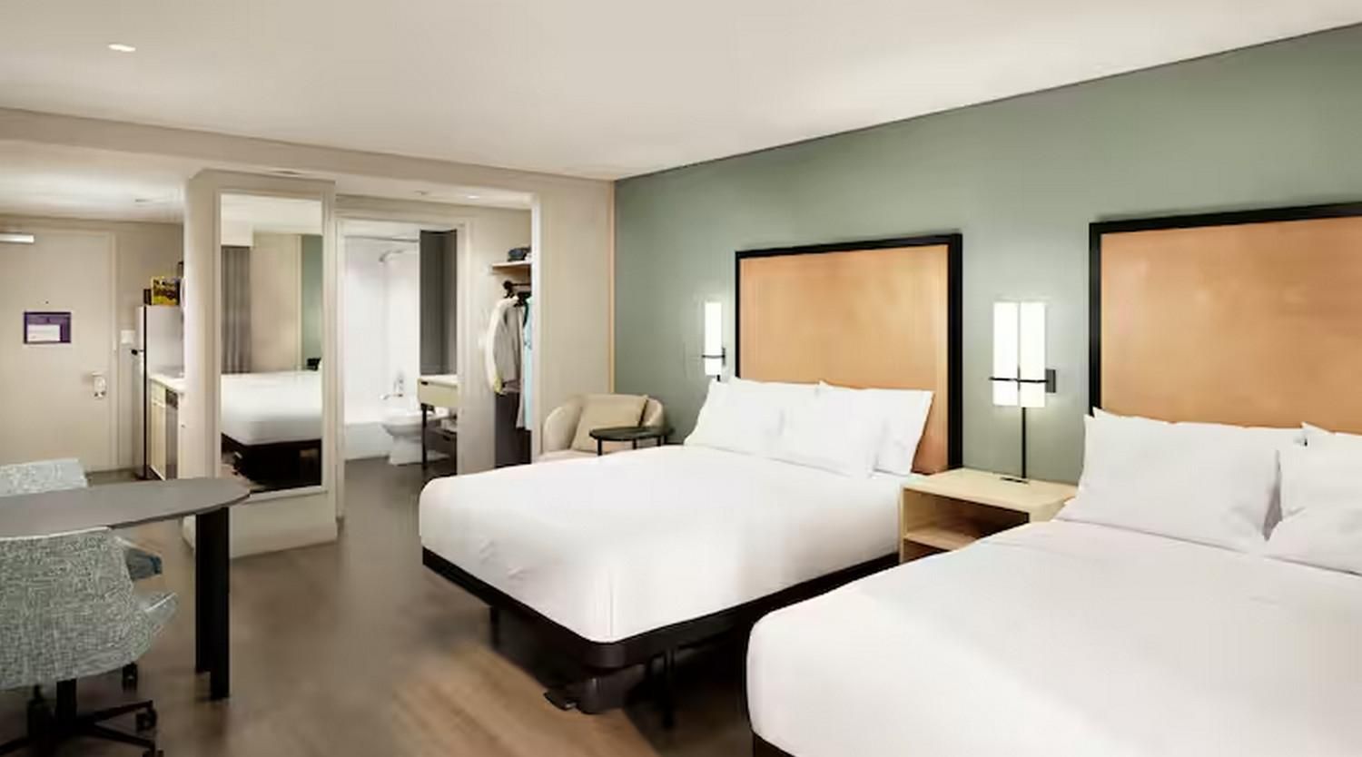 2 Queen Studio Mob Access Tub /Hearing Access