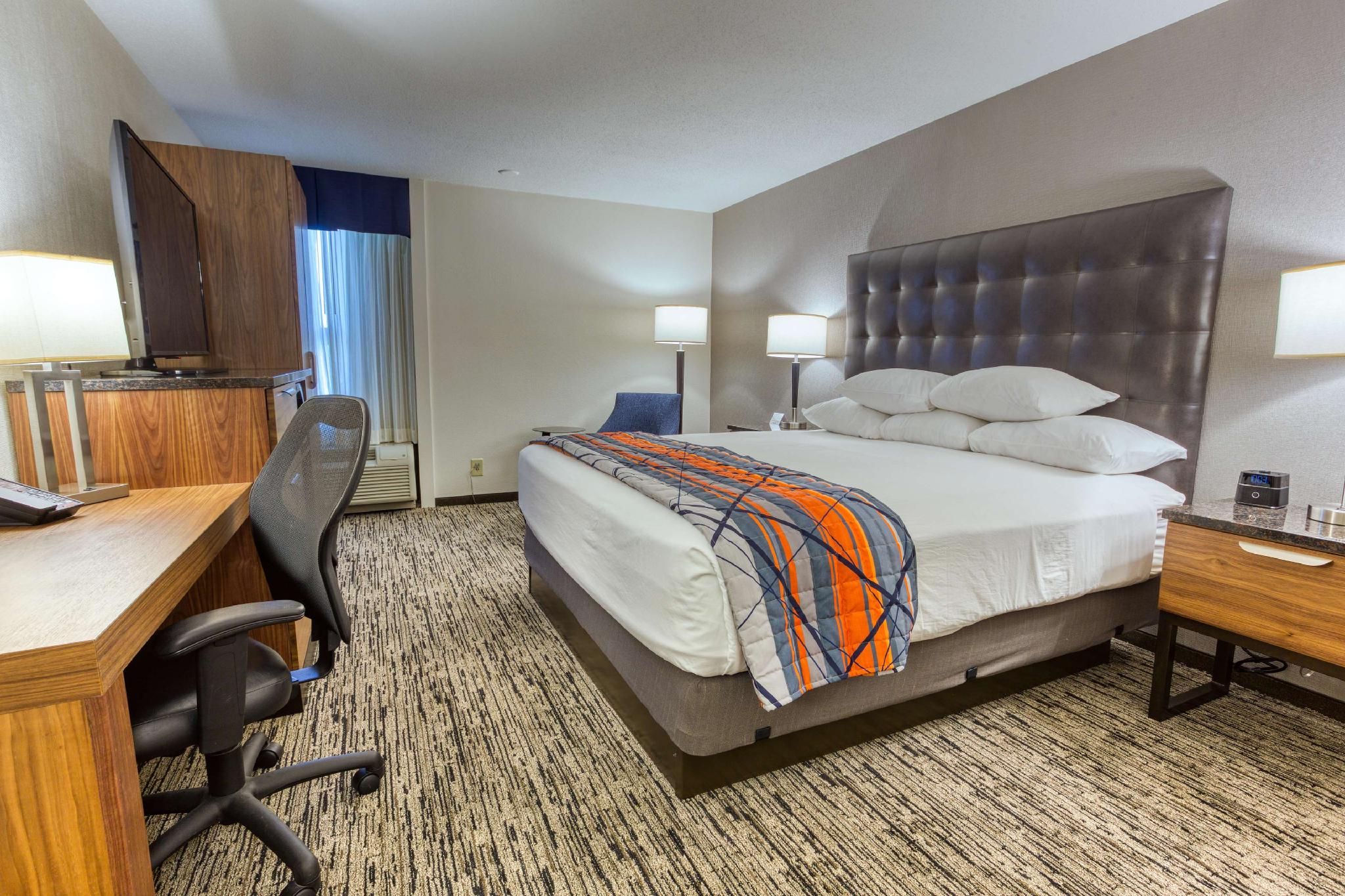 1 King Bed Upper Floor, Accessible with Tub