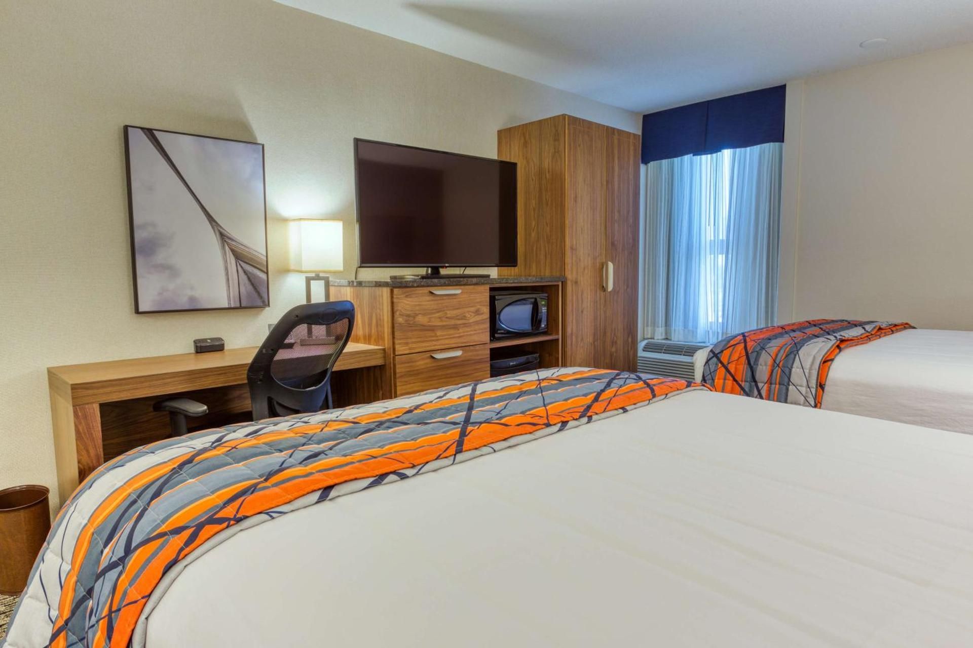 Queen Suite with Sofa Bed - Accessible, Tub