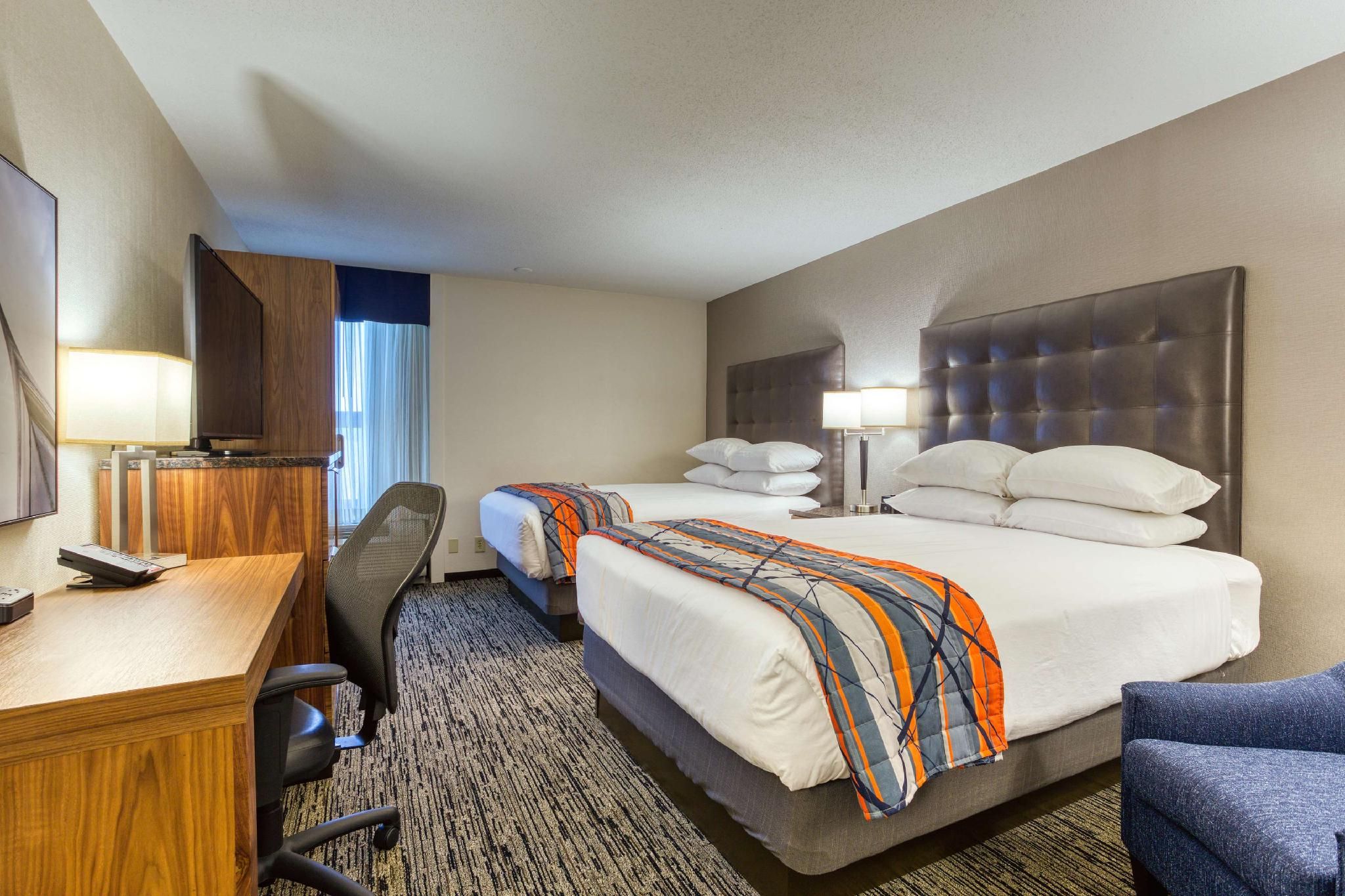 2 Queen Bed Suite, 2 Rooms with Sofa Sleeper, Accessible with Tub