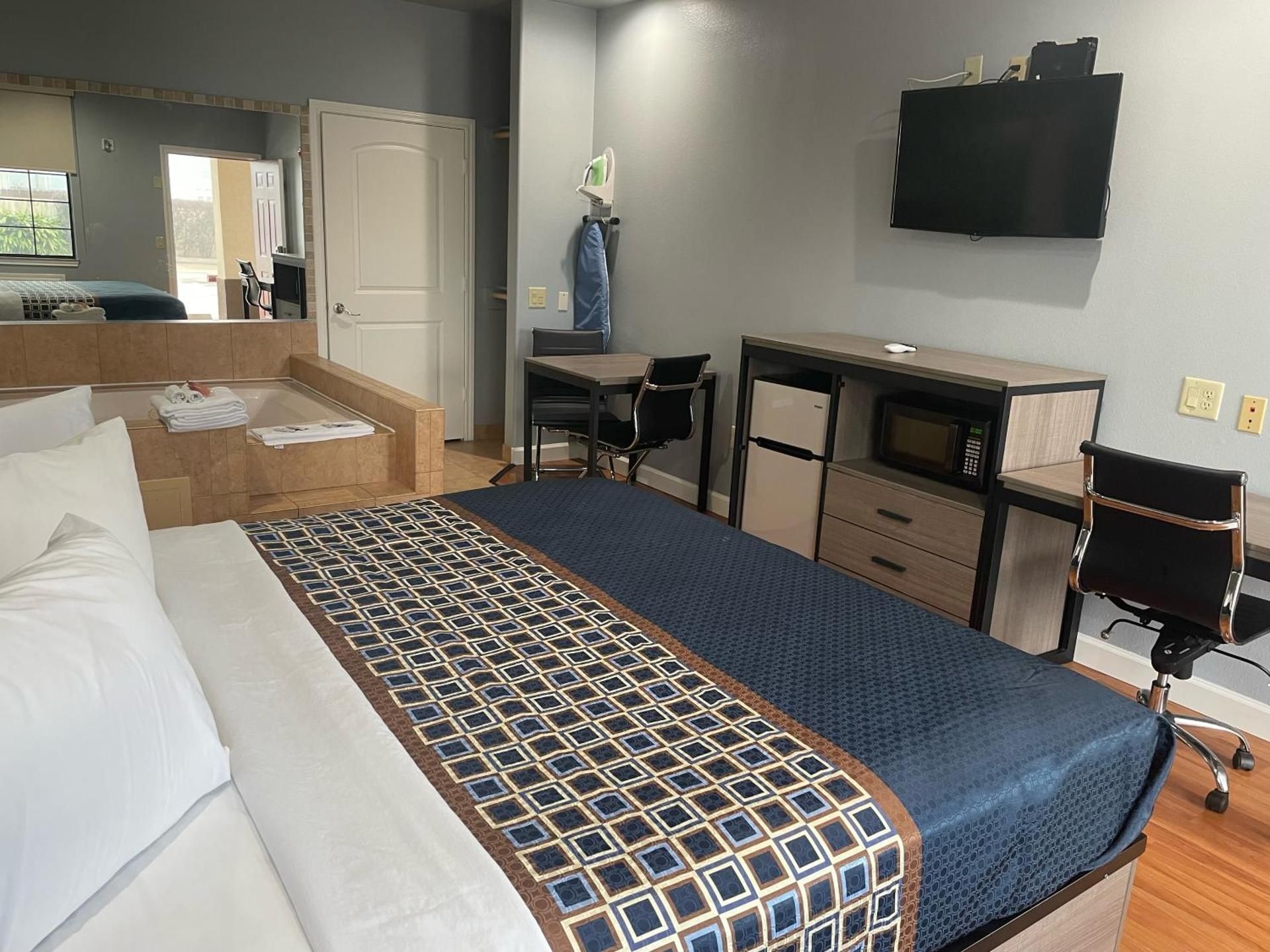 Suite with Hot Tub