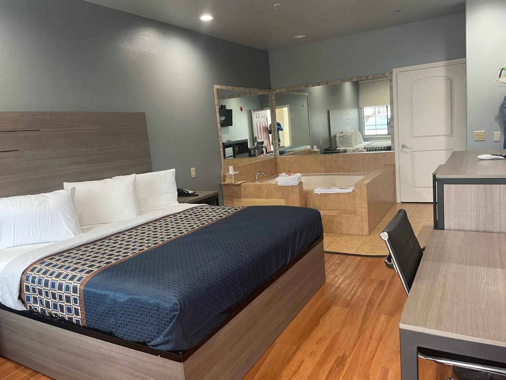 Suite with Hot Tub