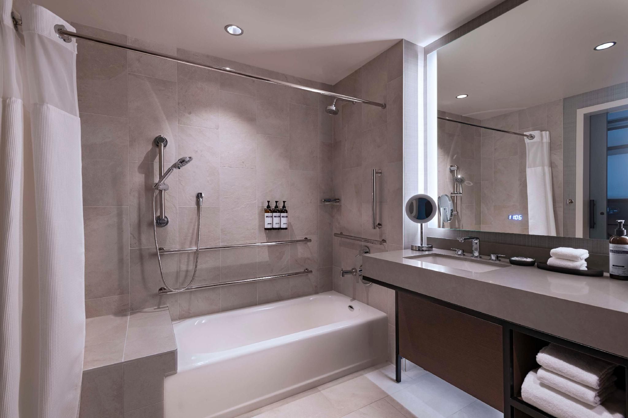 Accessible 2 Queen Beds With Tub