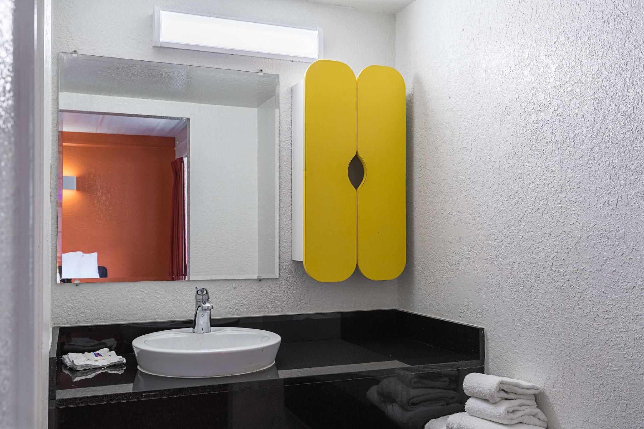 Studio 6 Baytown, TX - Garth Road King Room - Disability Access 2