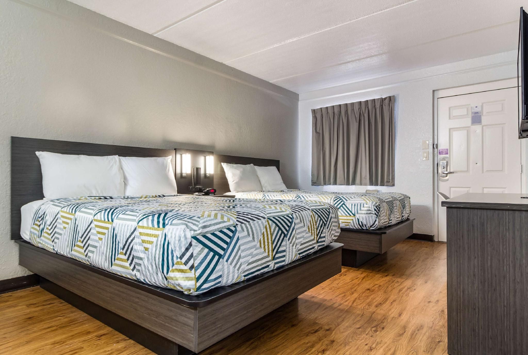 2 FULL BEDS | MOBILITY ACCESS TUB KITCHEN