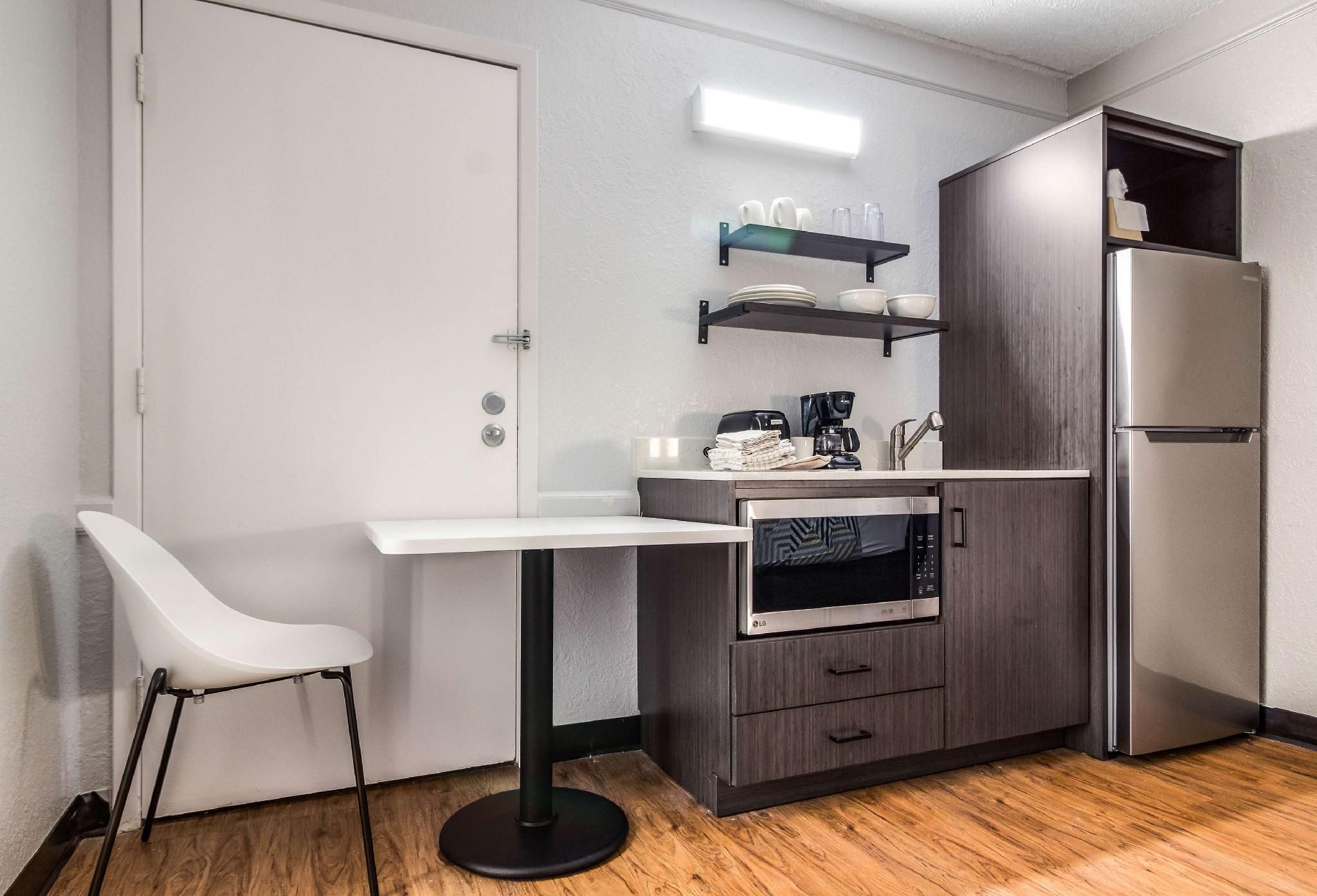 2 FULL BEDS | MOBILITY ACCESS TUB KITCHEN