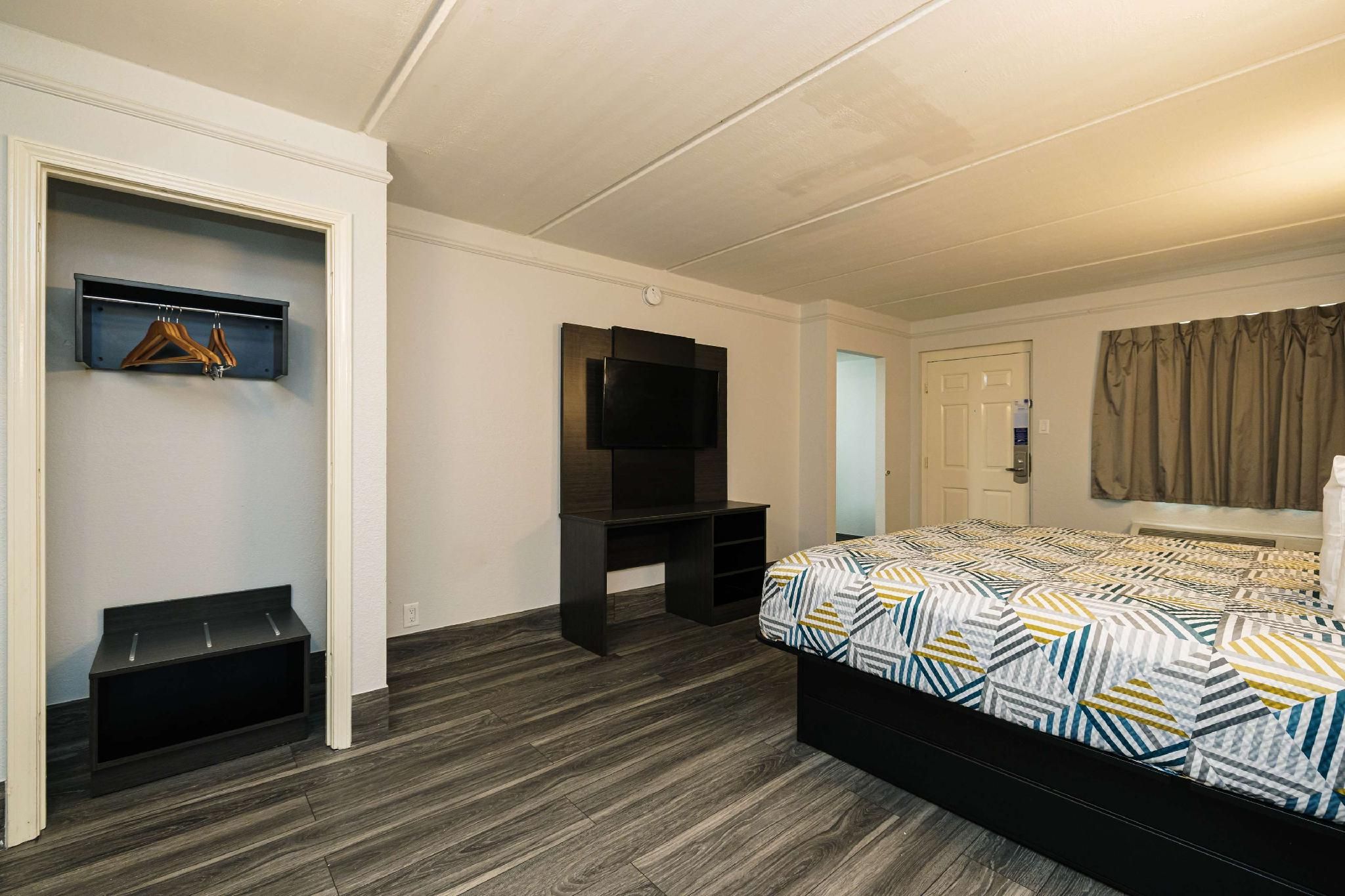 1 Queen Bed, Smoking