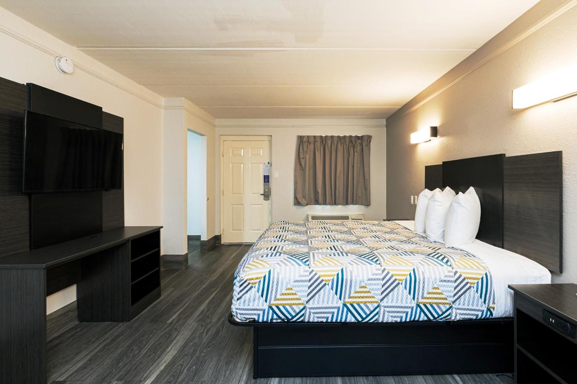 King Room with Roll-In Shower - Disability Access