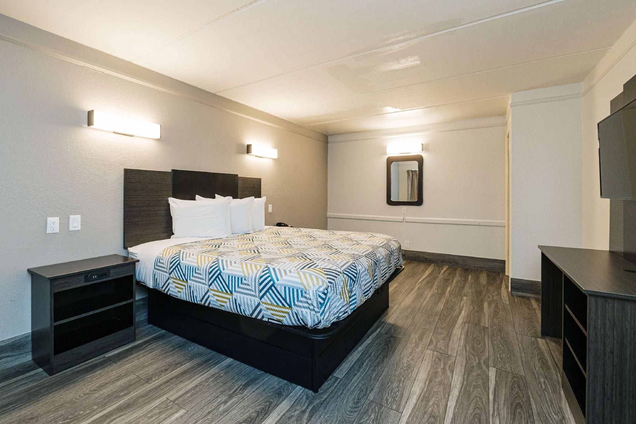 1 Queen Bed, Smoking