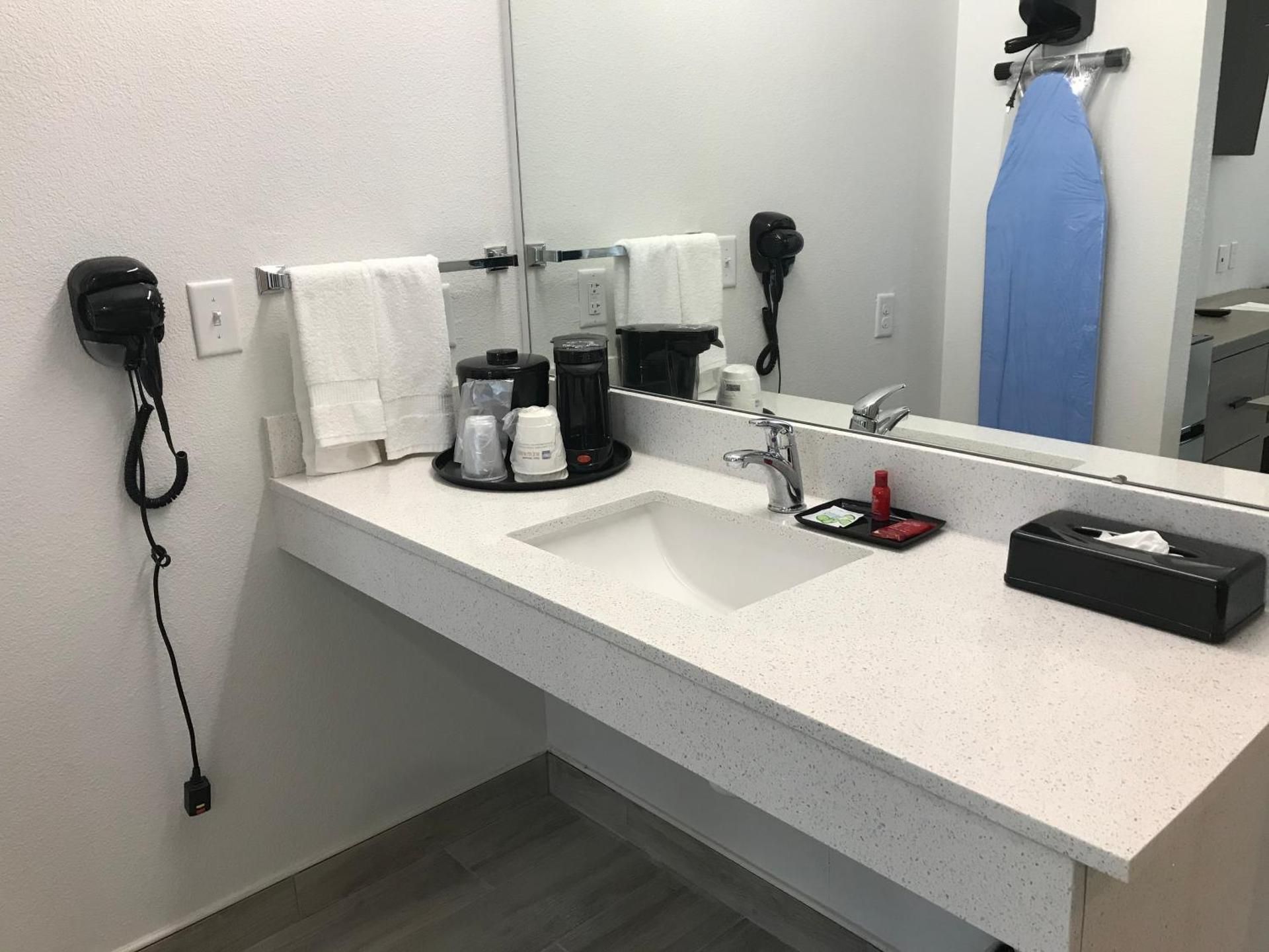 King Suite with Kitchenette - Non-Smoking
