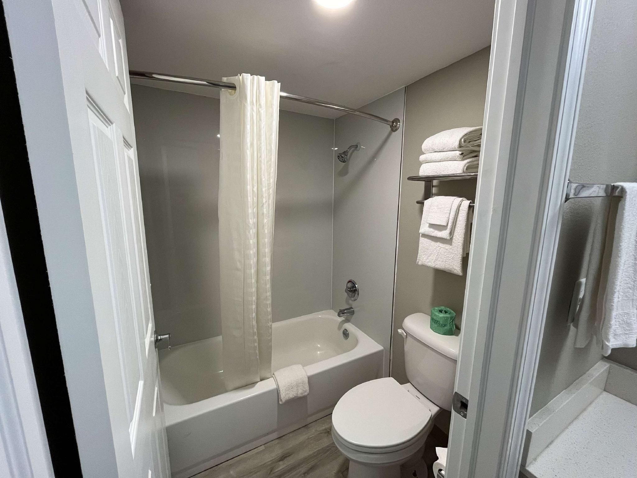 Studio 6  Suites West Memphis, AR - Memphis 4 Queen Beds | Suite, Non-Smoking 3