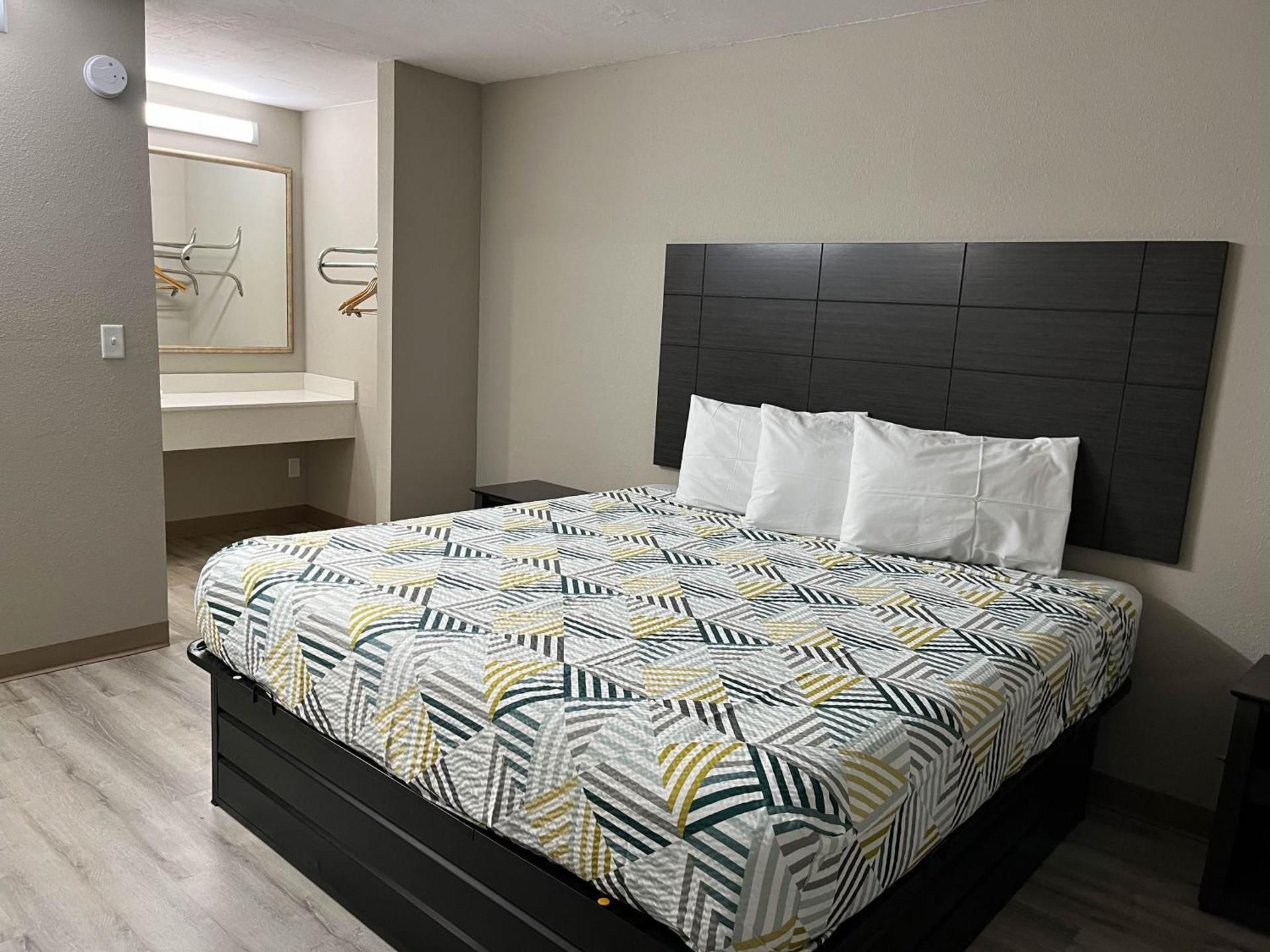 Studio 6  Suites West Memphis, AR - Memphis Deluxe King Room - Non-Smoking