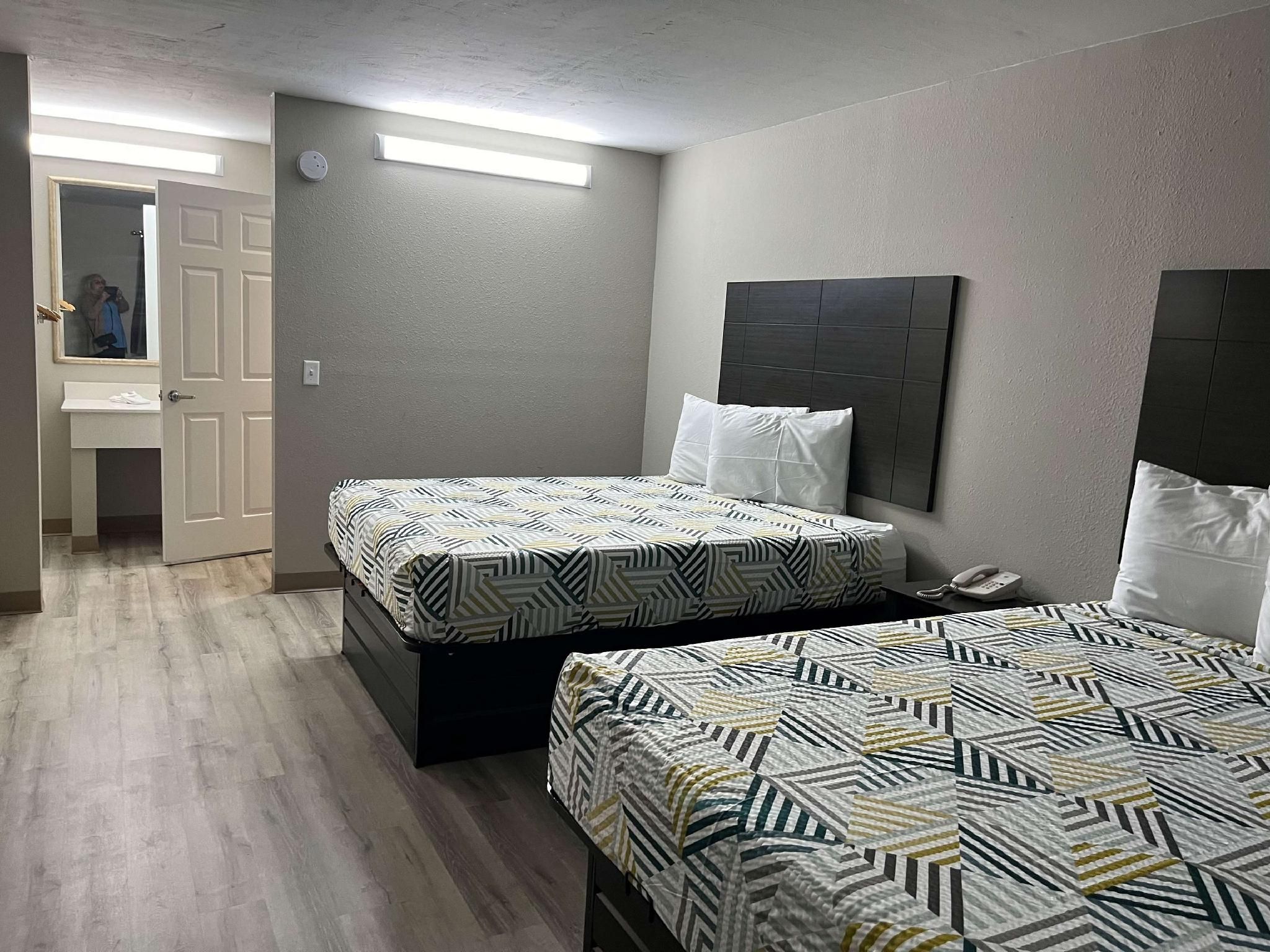 2 Queen Beds | Mobil Access Tub Nsmk Micfridg