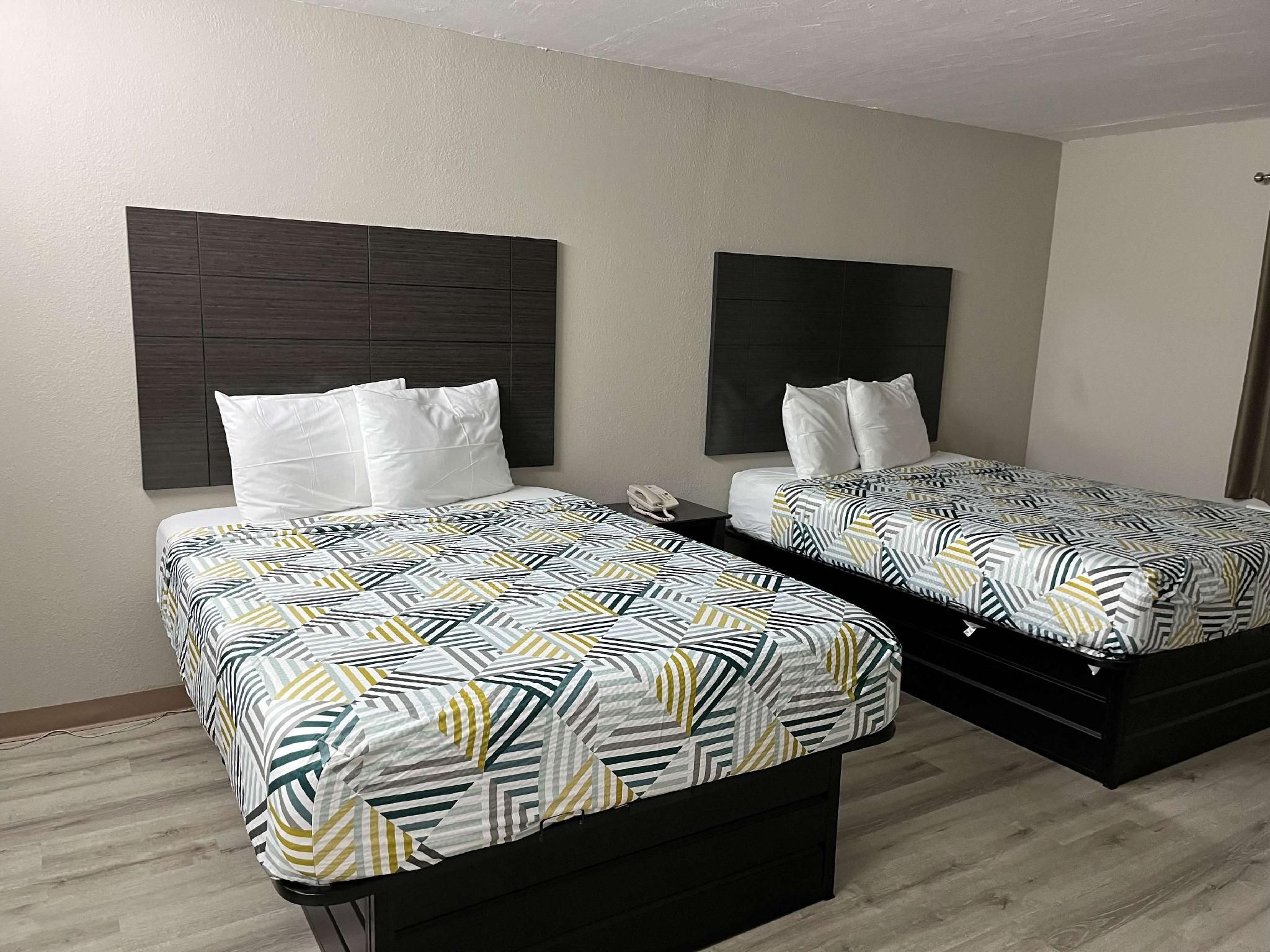 Studio 6  Suites West Memphis, AR - Memphis 4 Queen Beds | Suite, Non-Smoking 2