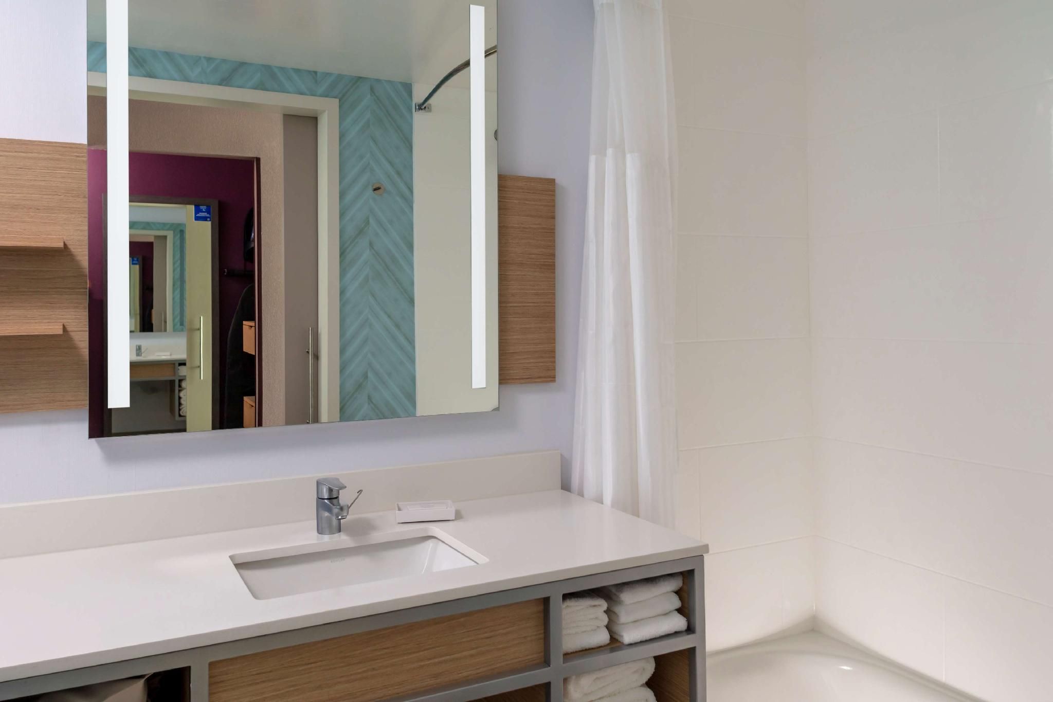 2 QUEEN HEARING ACCESSIBLE ROOM