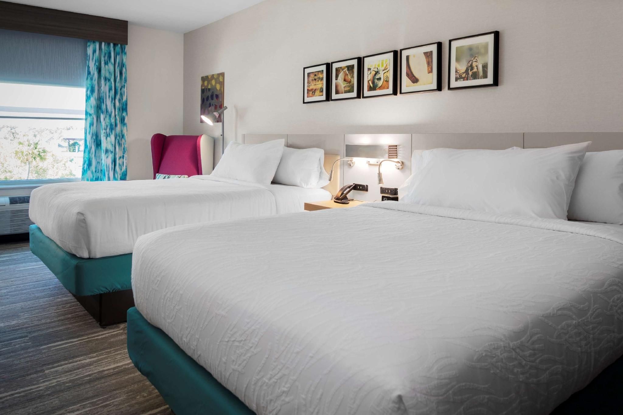 2 QUEEN HEARING ACCESSIBLE ROOM