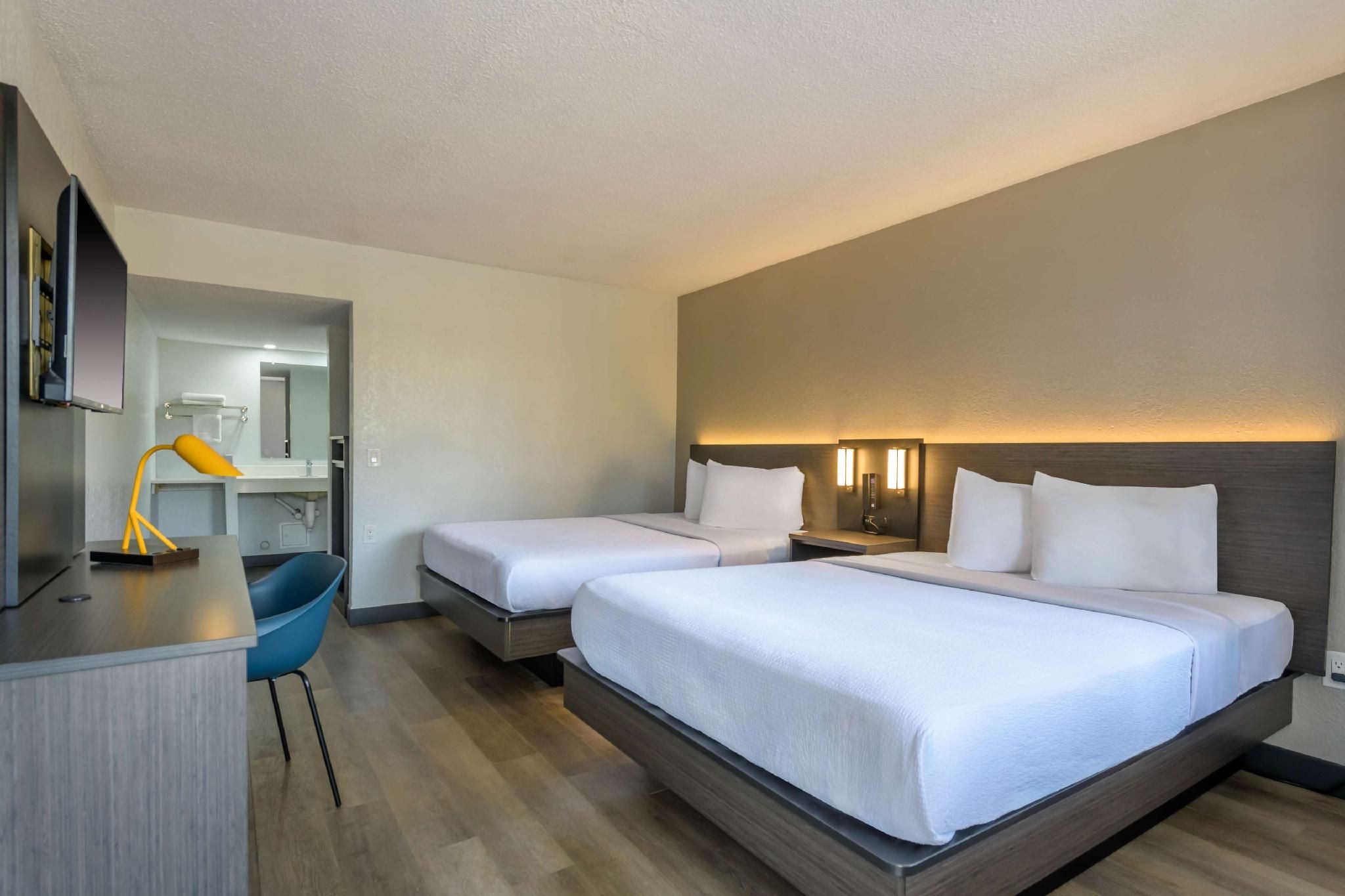2 Queen Beds | ADA/RI Shower/Non-Smoking