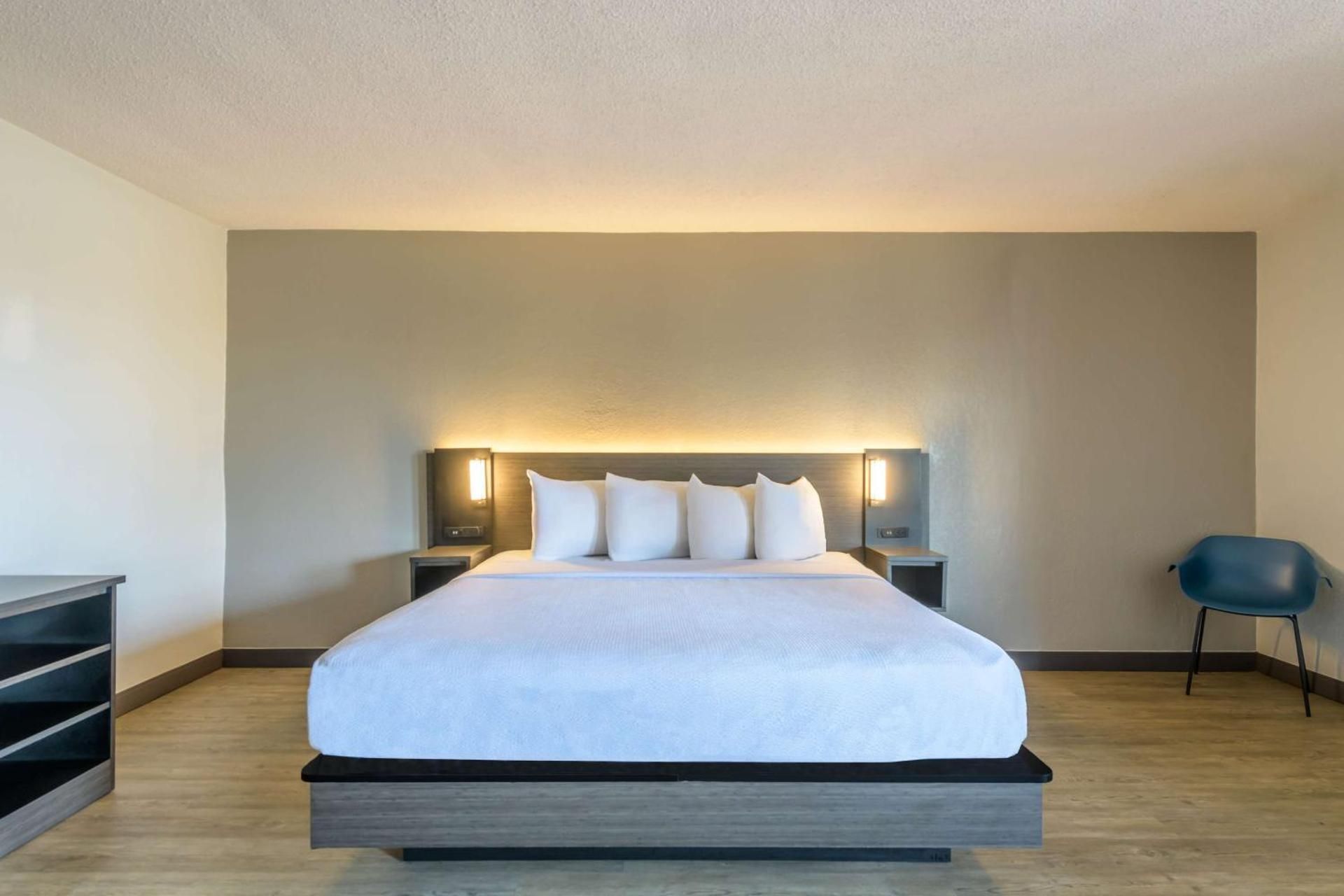 1 King Bed | Mobility Accessible RI Shower Nsmk