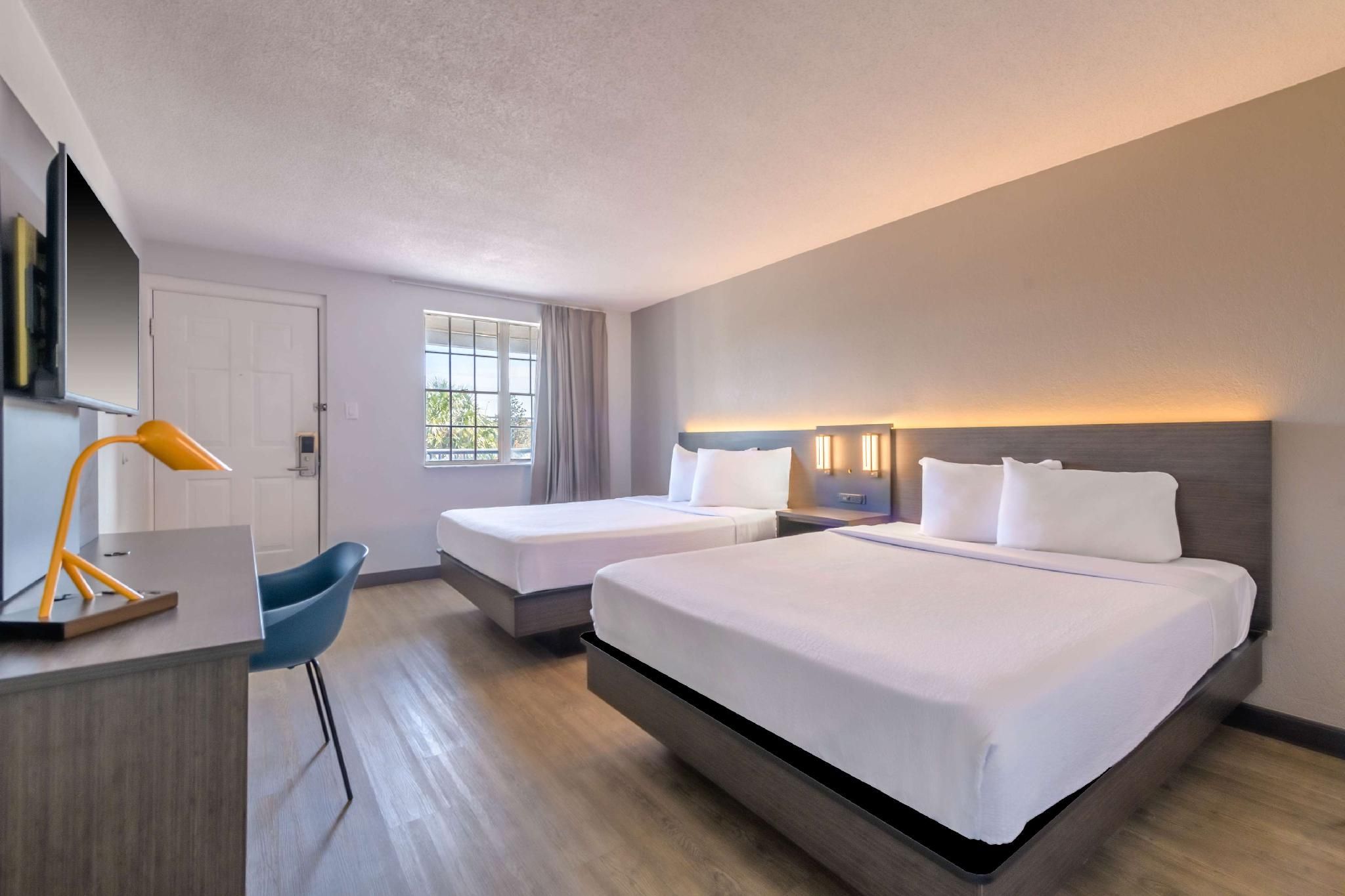 2 Queen Beds | ADA/RI Shower/Non-Smoking