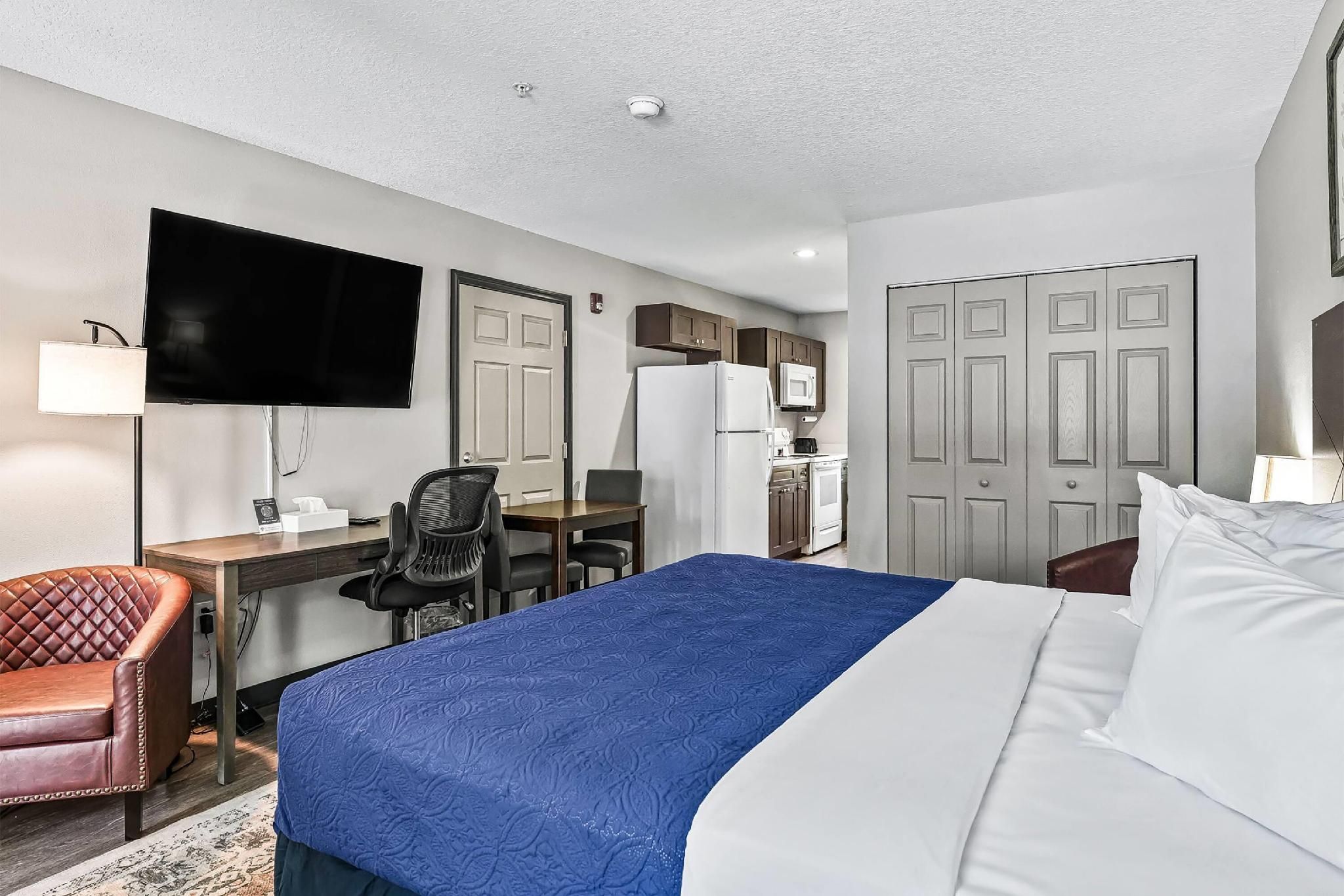 1 King Bed, Mobility Accessible Suite, Roll-In Shower, Non-Smoking