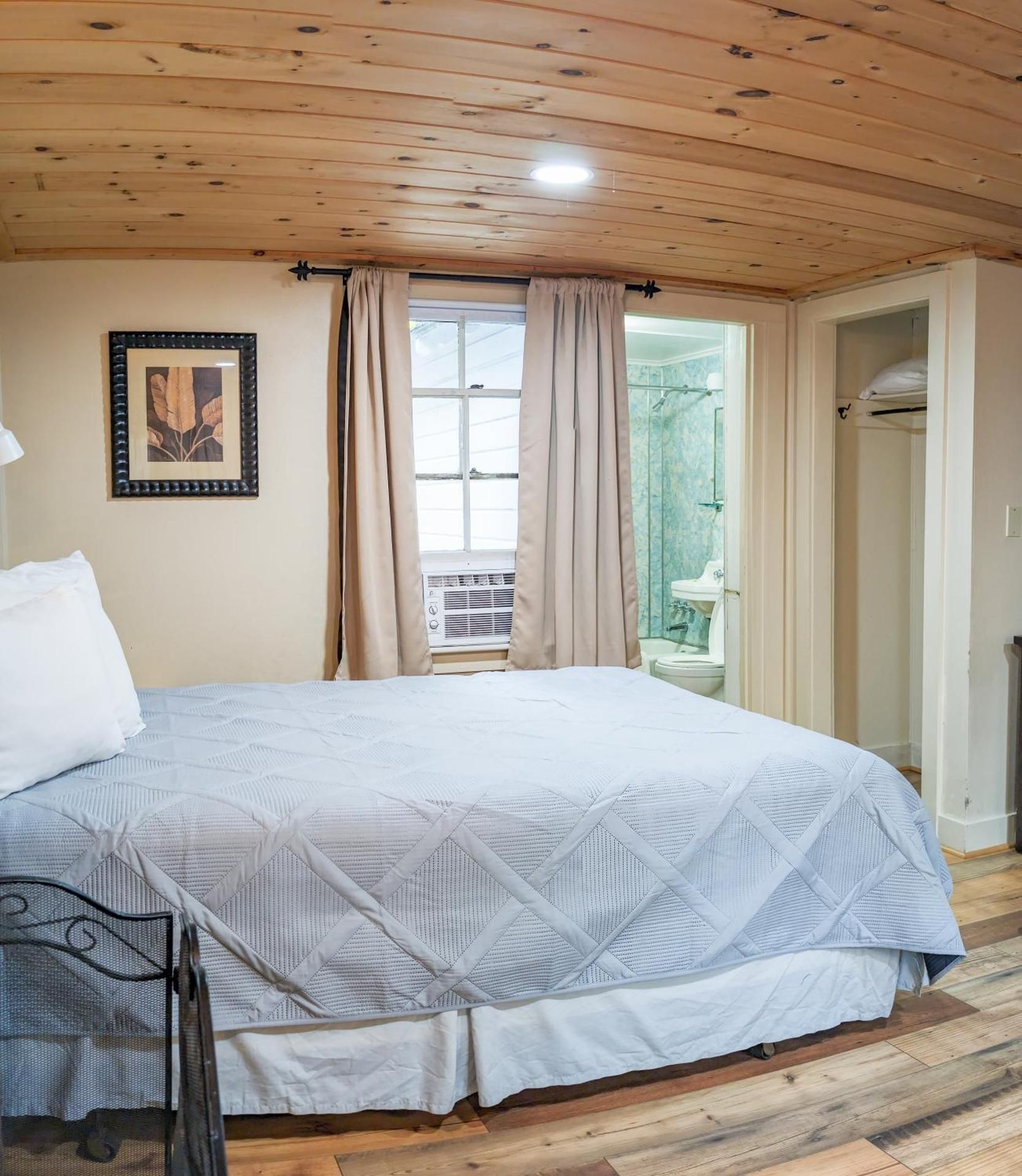 One Bedroom Cabin (Pet Friendly)