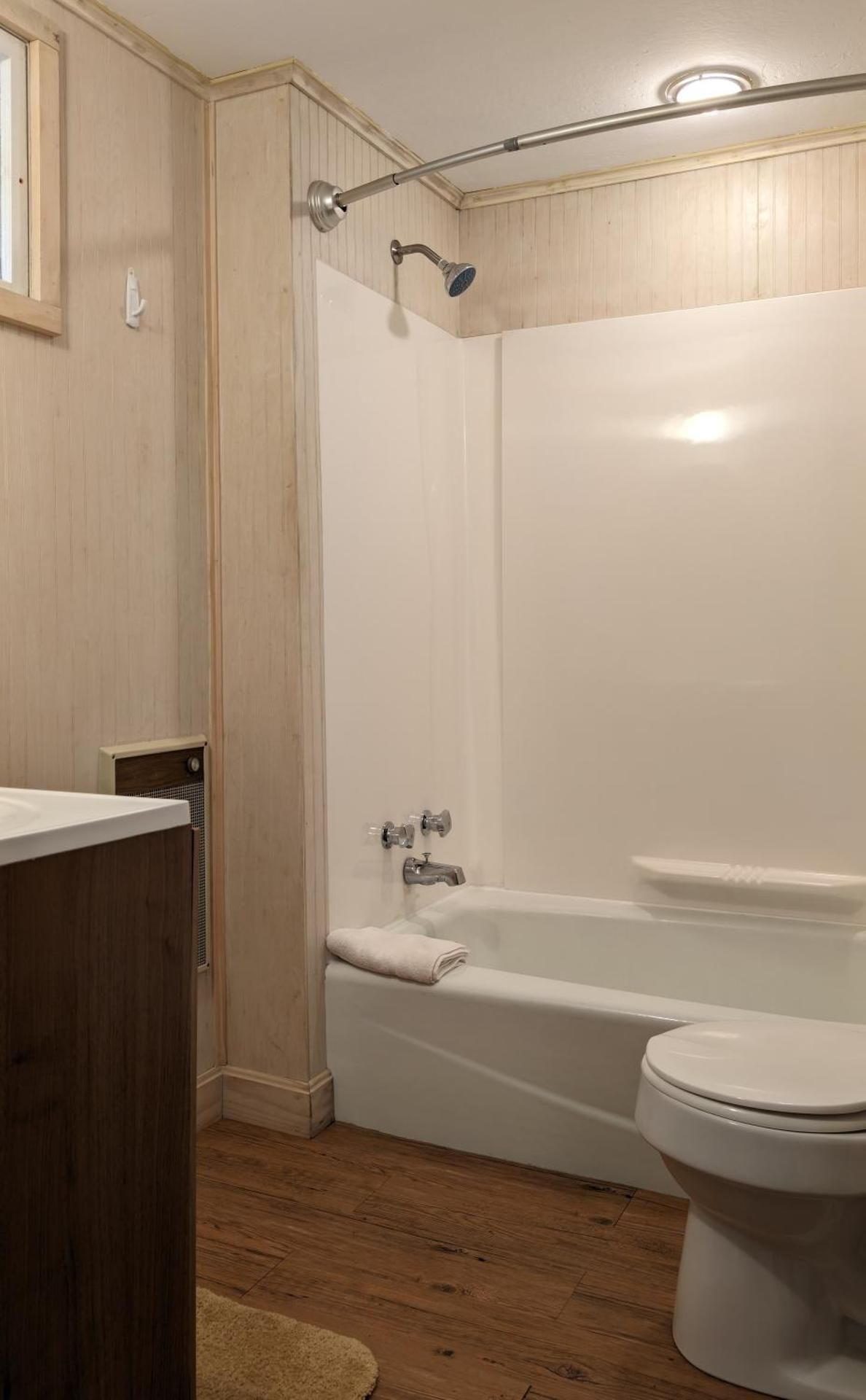 One Bedroom Cabin with Kitchen & Enclosed Porch