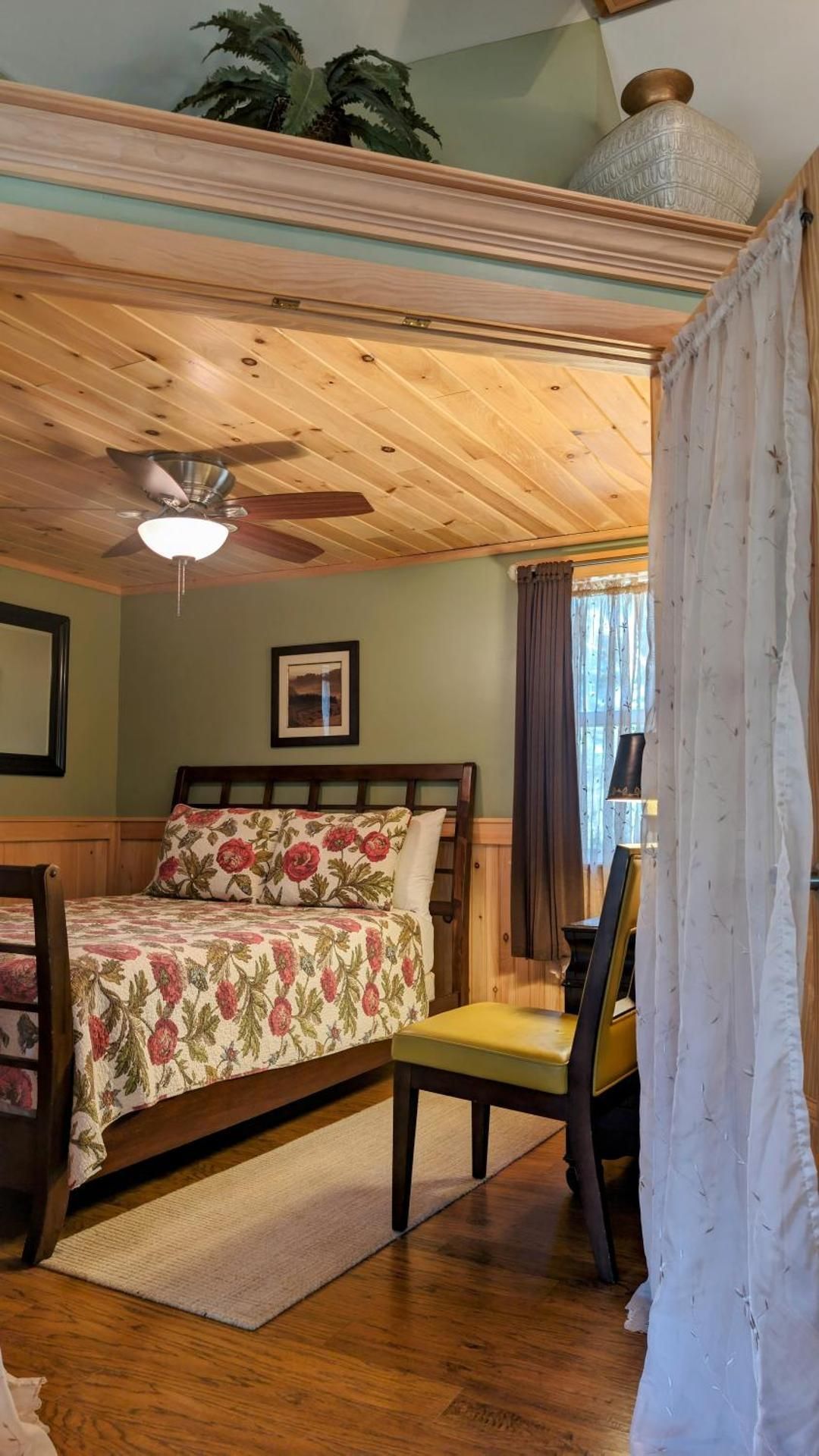 One Bedroom Cabin with Living Room, Kitchenette & Deck (Pet Friendly)