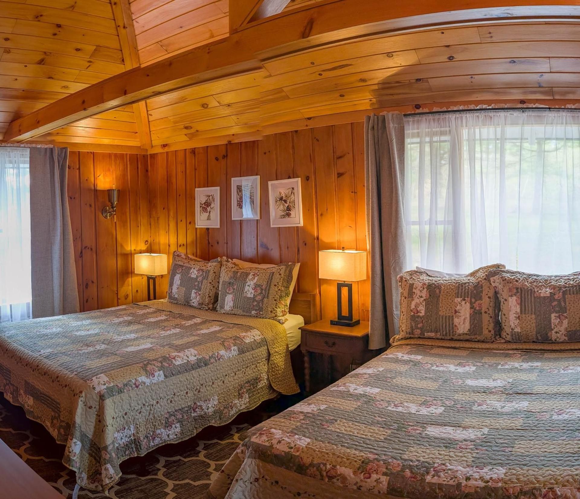 One Bedroom Cabin with Kitchen & Enclosed Porch (Pet Friendly)