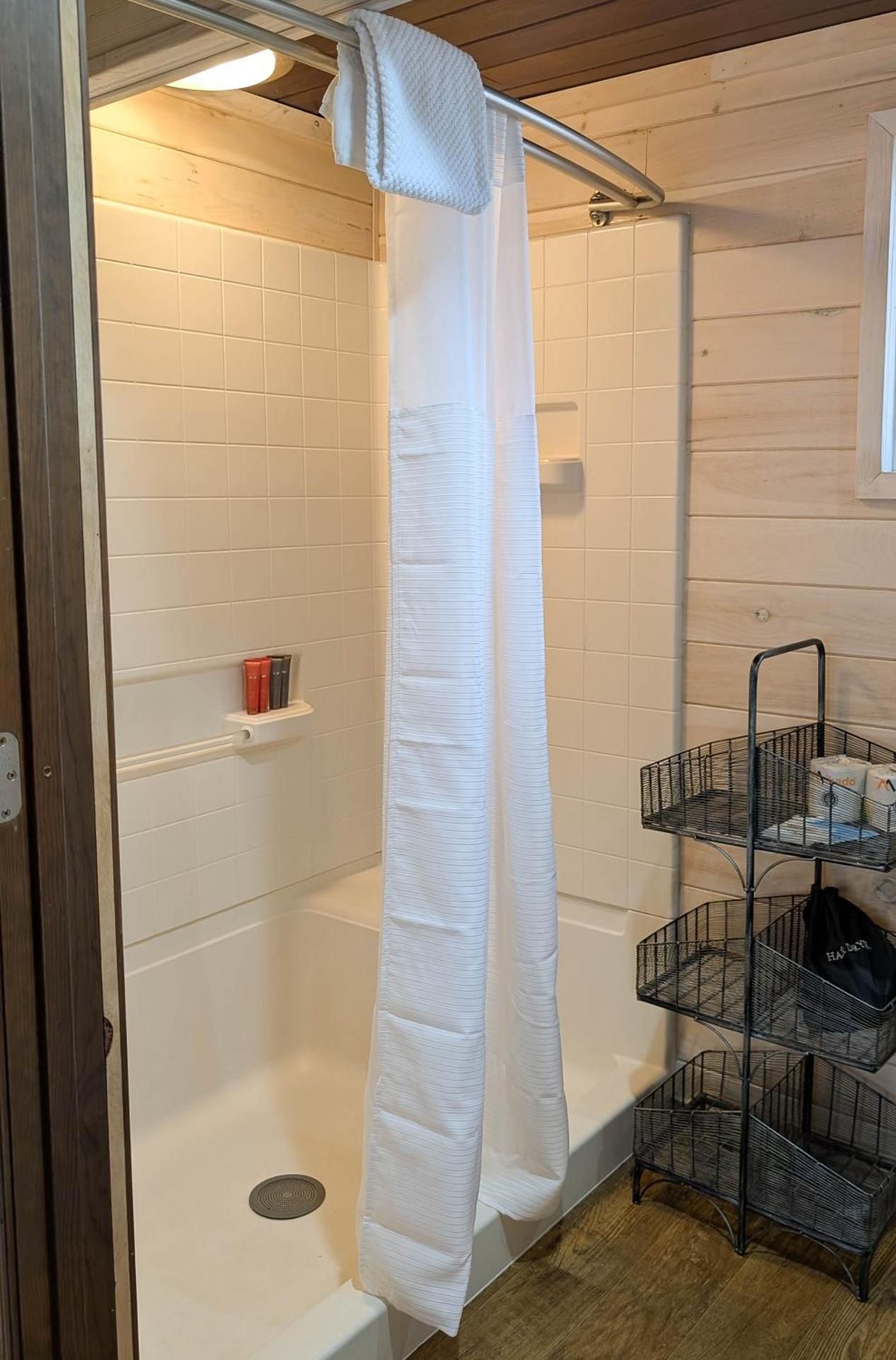 One Bedroom Cabin with Kitchen & Back Deck (Studio)