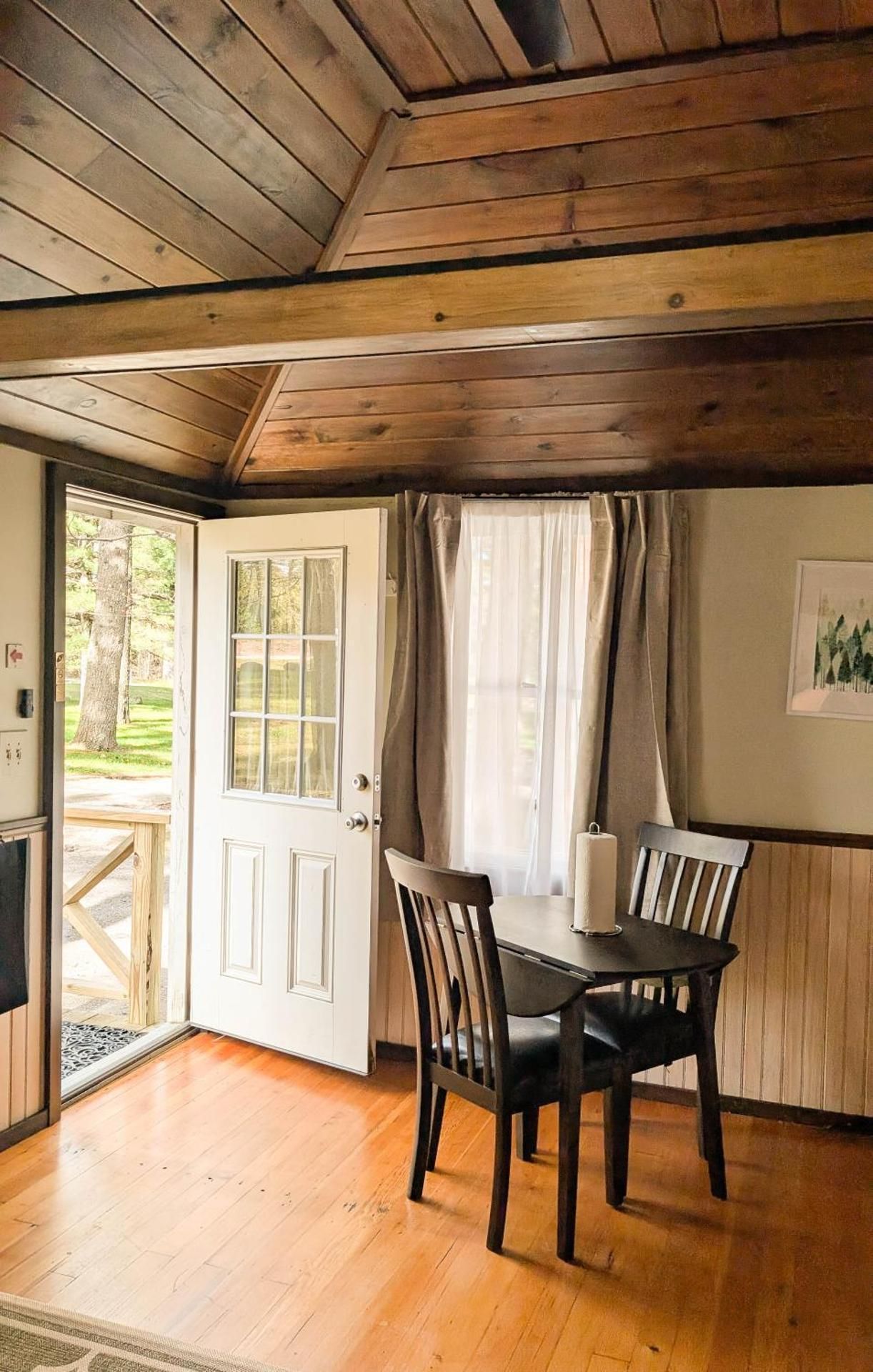 One Bedroom Cabin with Kitchen & Back Deck (Studio)