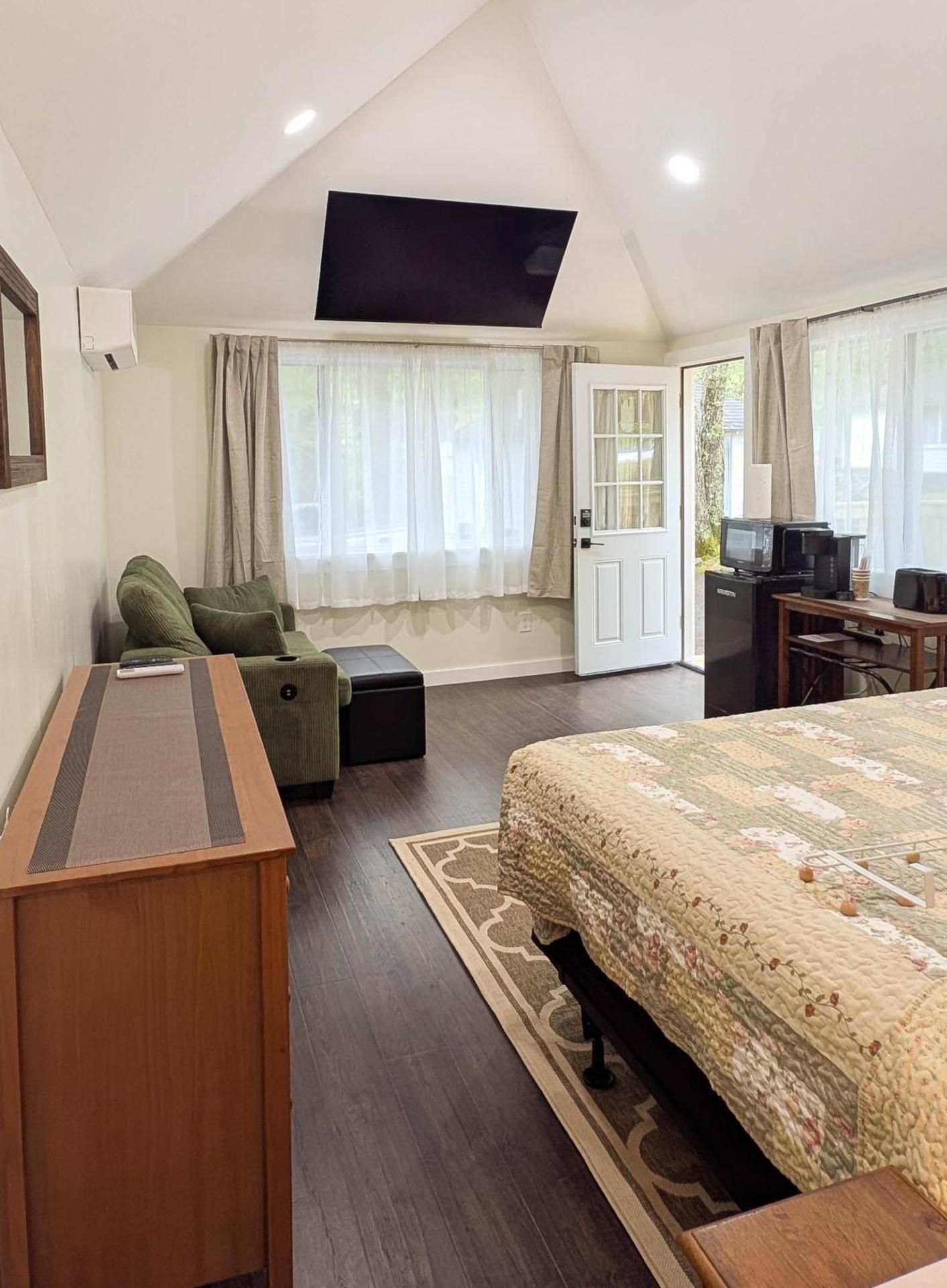 One Bedroom Cabin with Deck