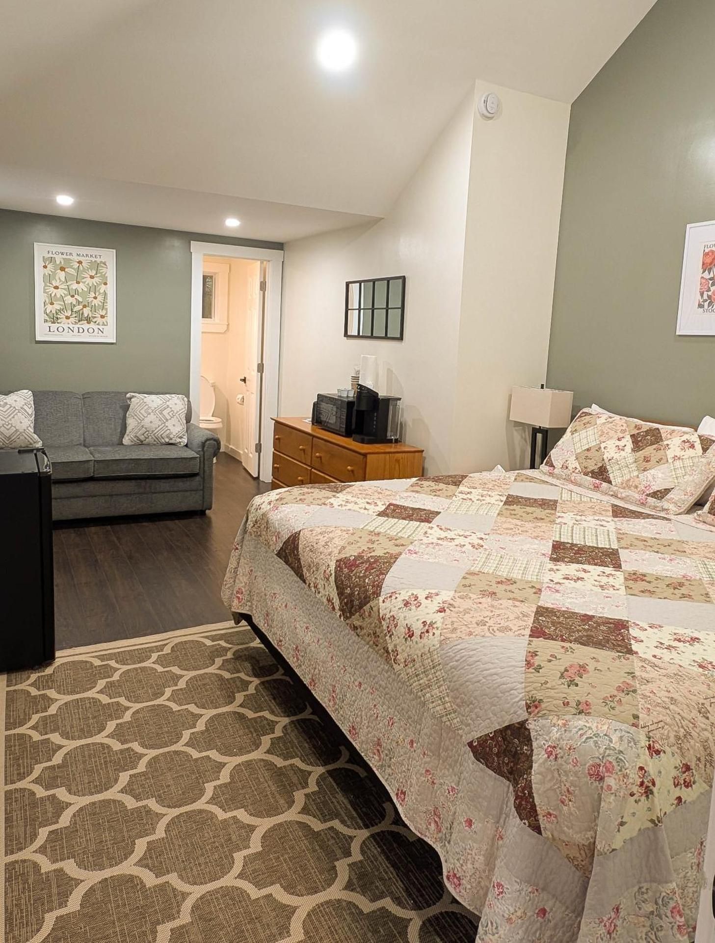 One Bedroom Cabin with Enclosed Porch
