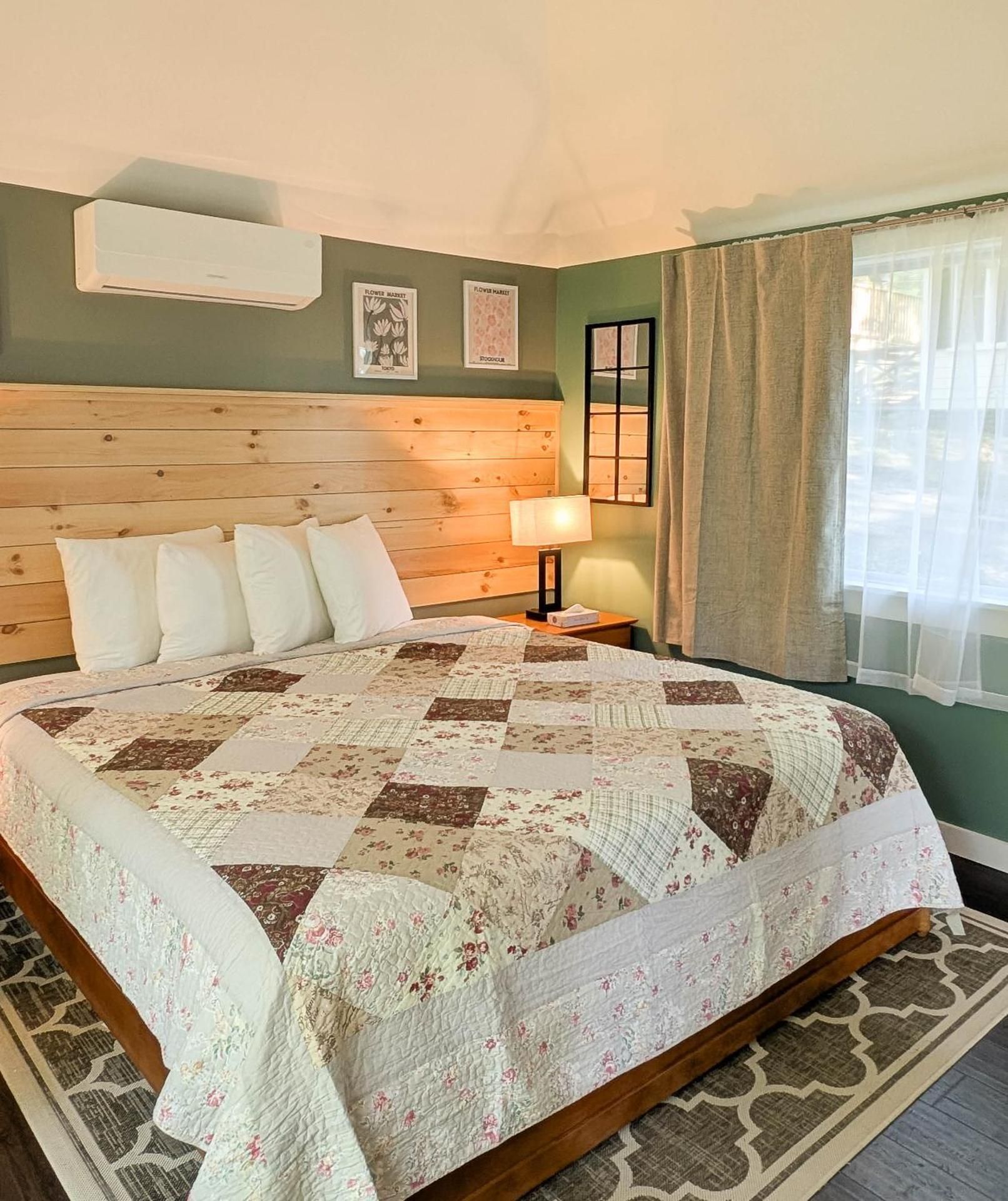 One Bedroom Cabin with Deck (Pet Friendly)