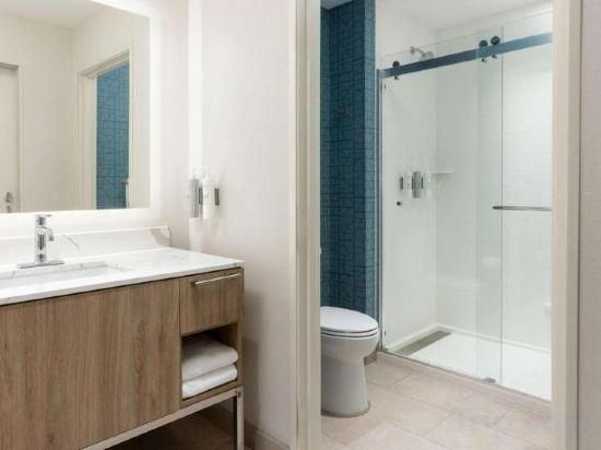 King Studio with Bath Tub - Mobility Accessible