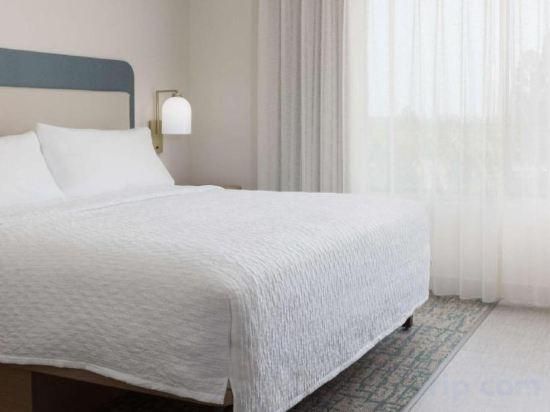 King Studio with Bath Tub - Mobility Accessible