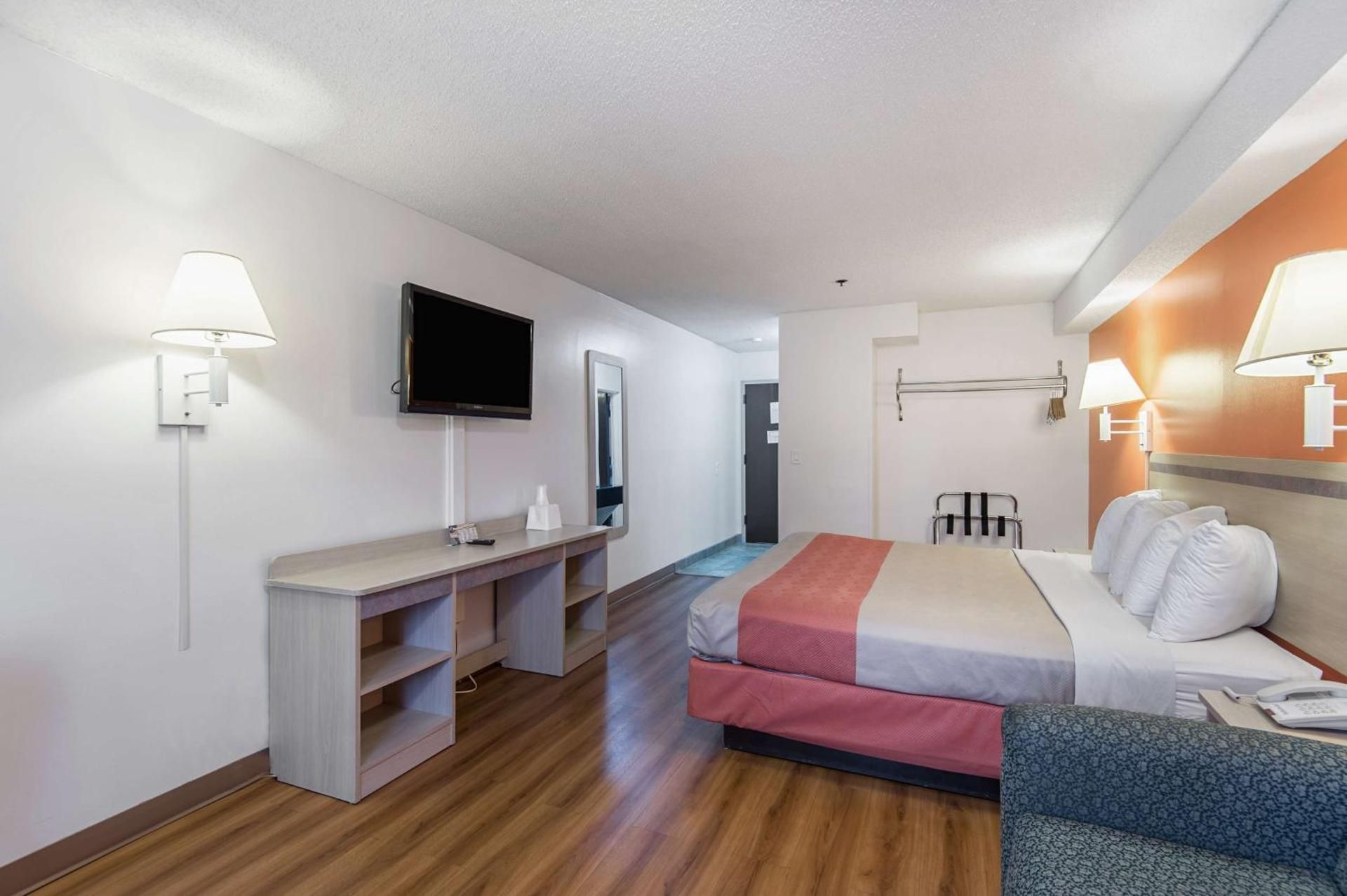 Deluxe King Room - Non-Smoking