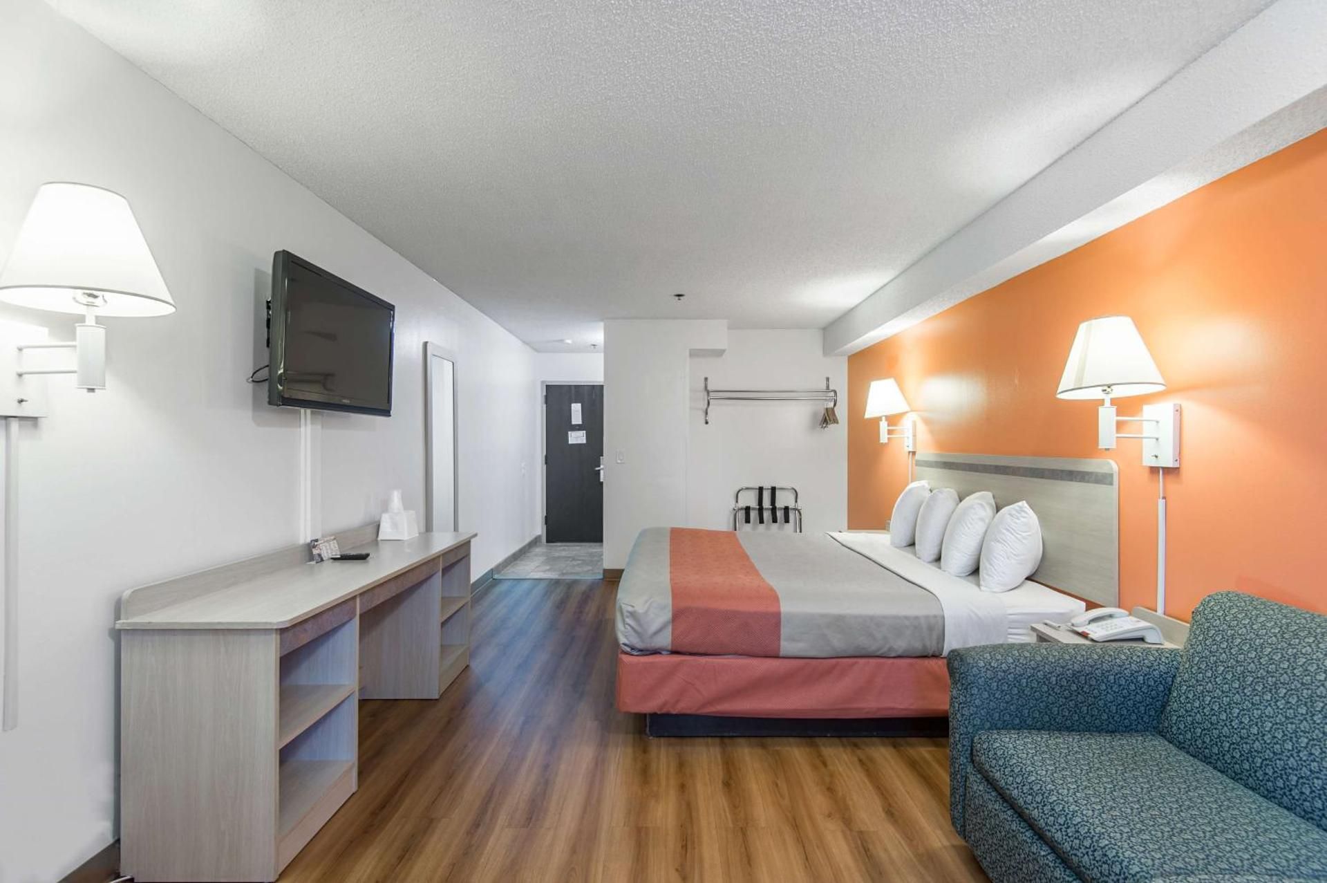 Deluxe King Room - Non-Smoking