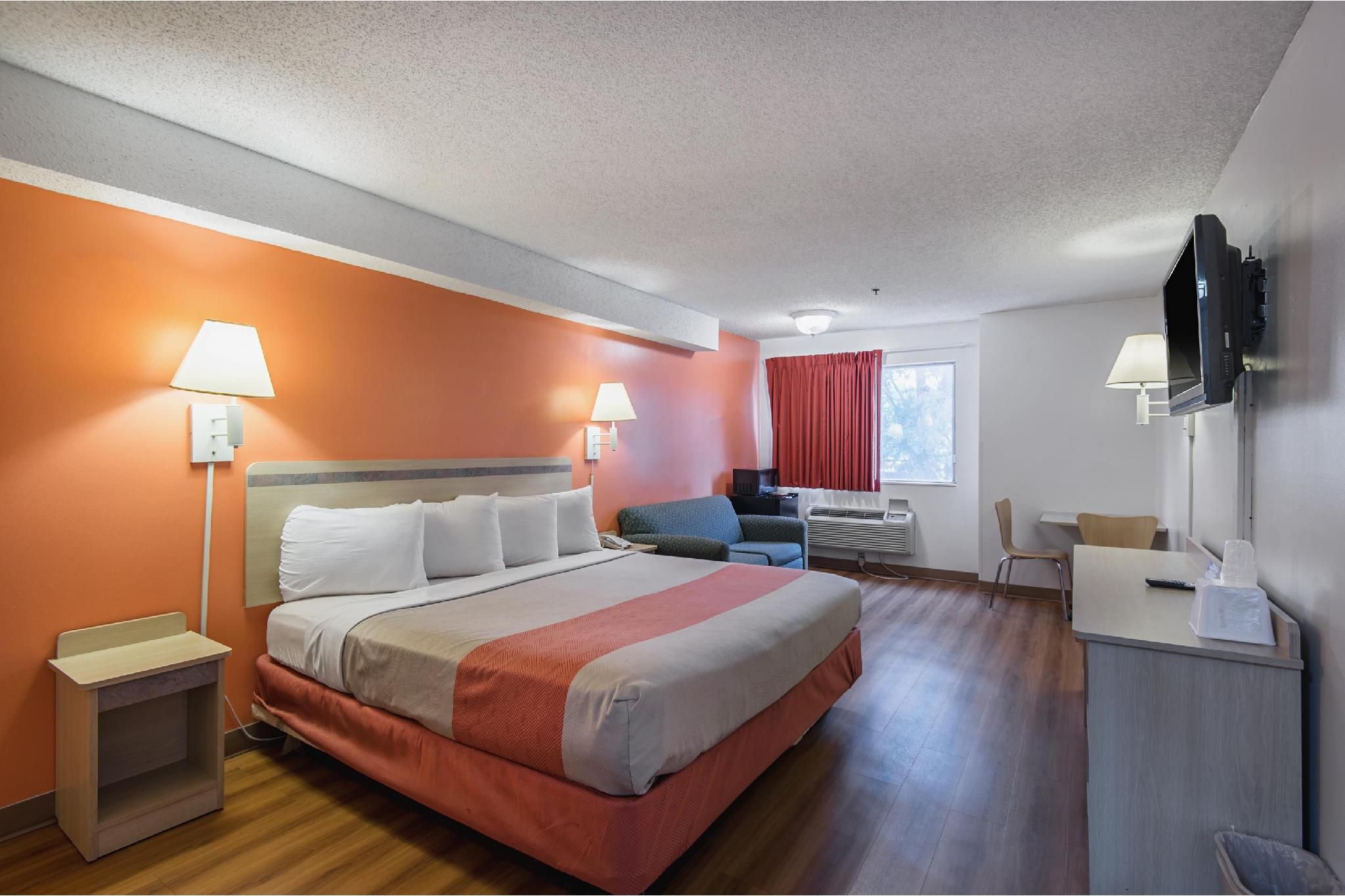 1 King Bed | Non-Smoking, Micfridge