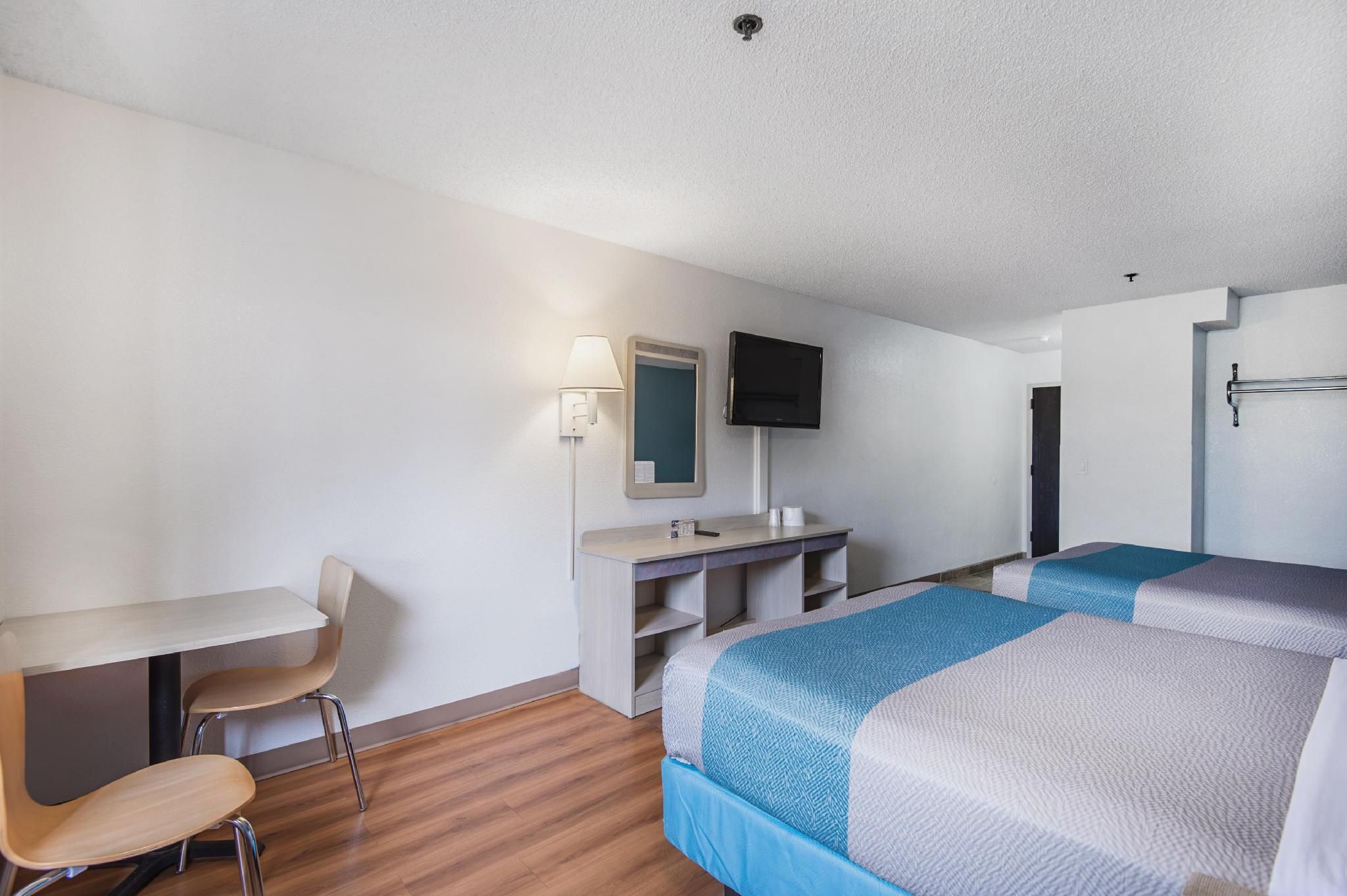 1 King Bed | Non-Smoking, Micfridge