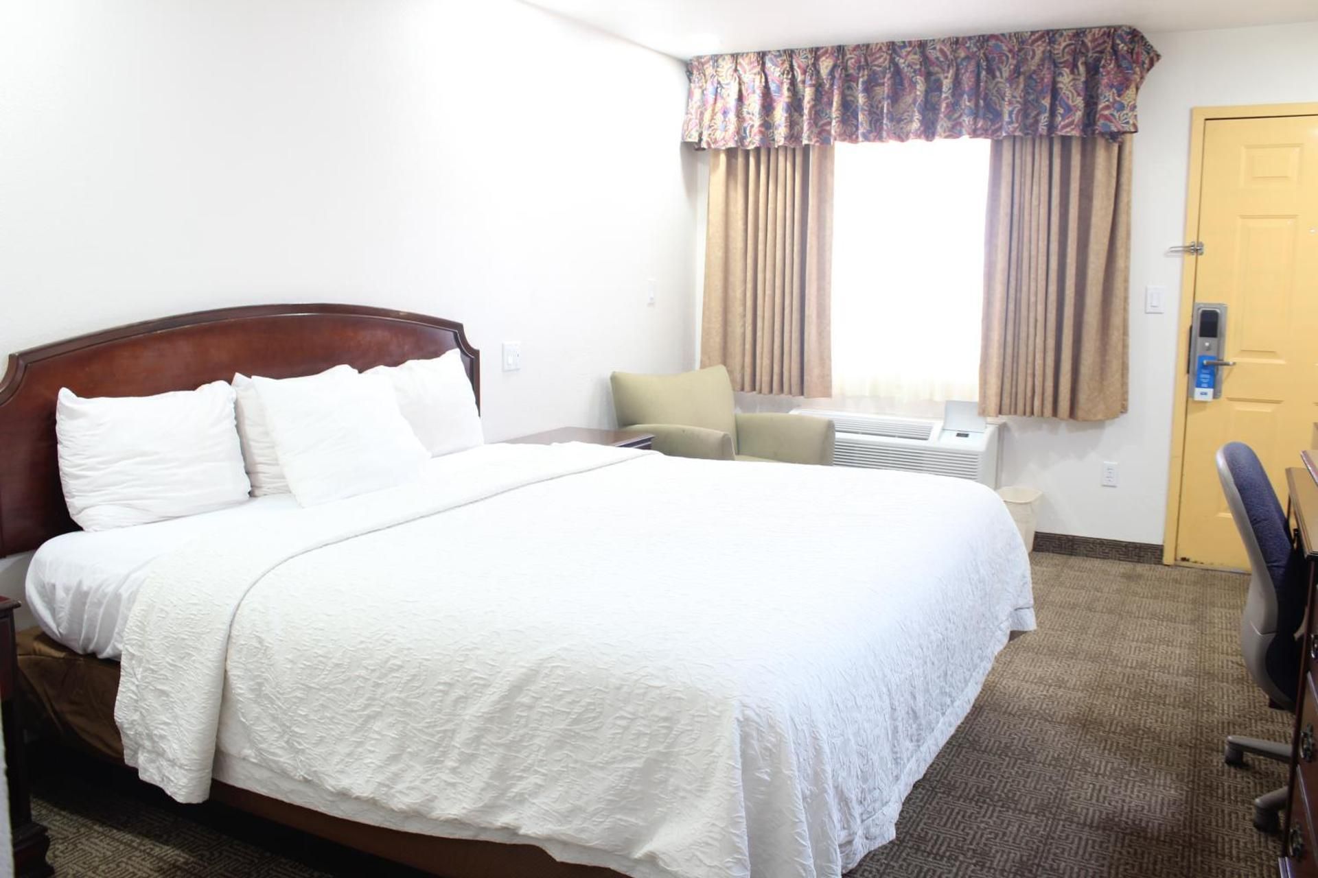 Rodeway Inn 1 King Bed, Nonsmoking, Accessible