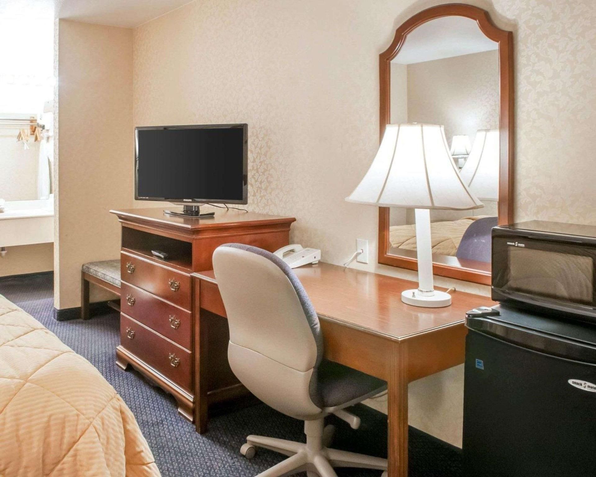 Rodeway Inn 1 King Bed, Nonsmoking 3