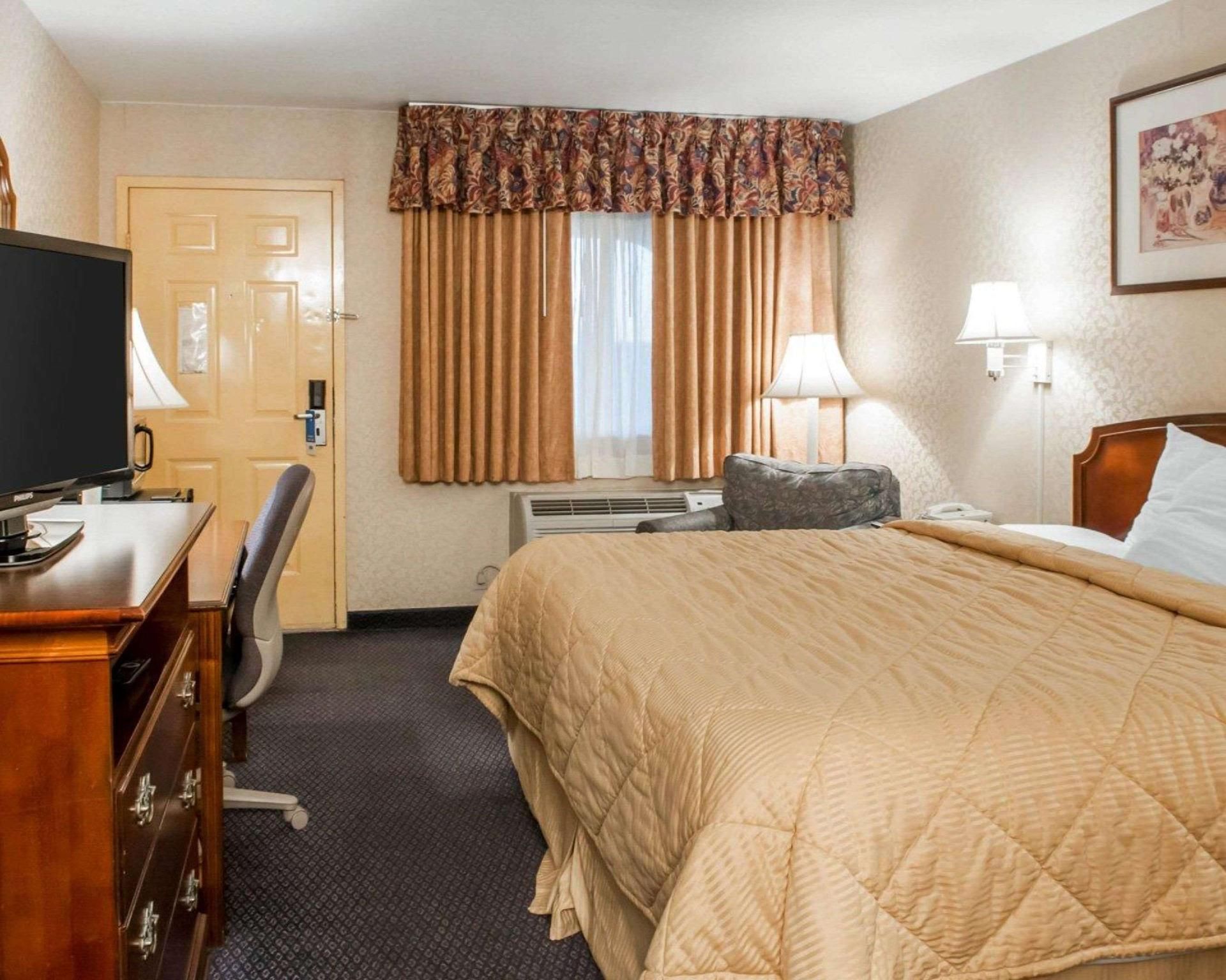 Rodeway Inn 1 King Bed, Nonsmoking 2