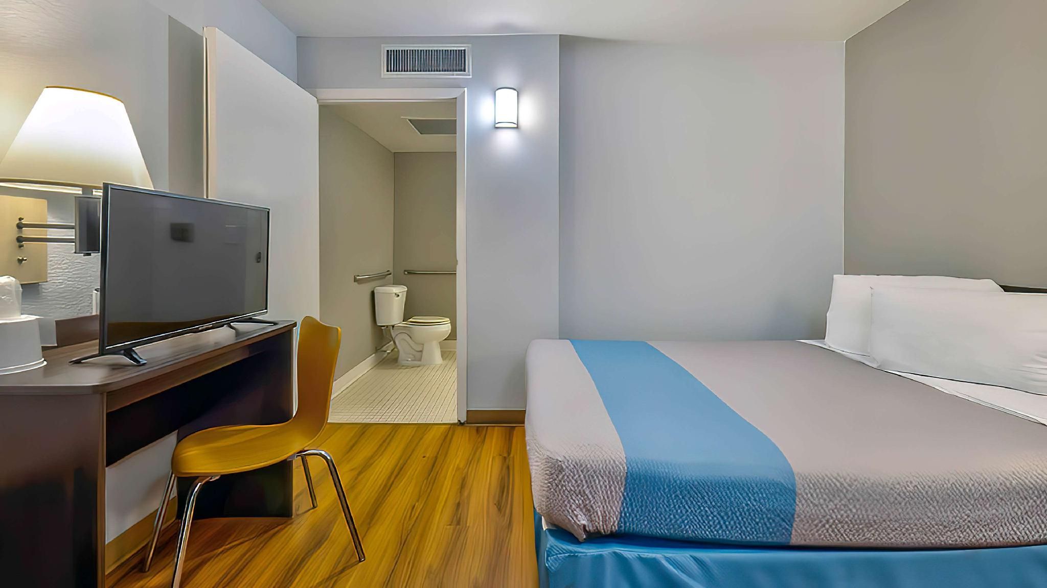 1 QUEEN BED | MOBILITY ACCESSIBLE RI SHWR