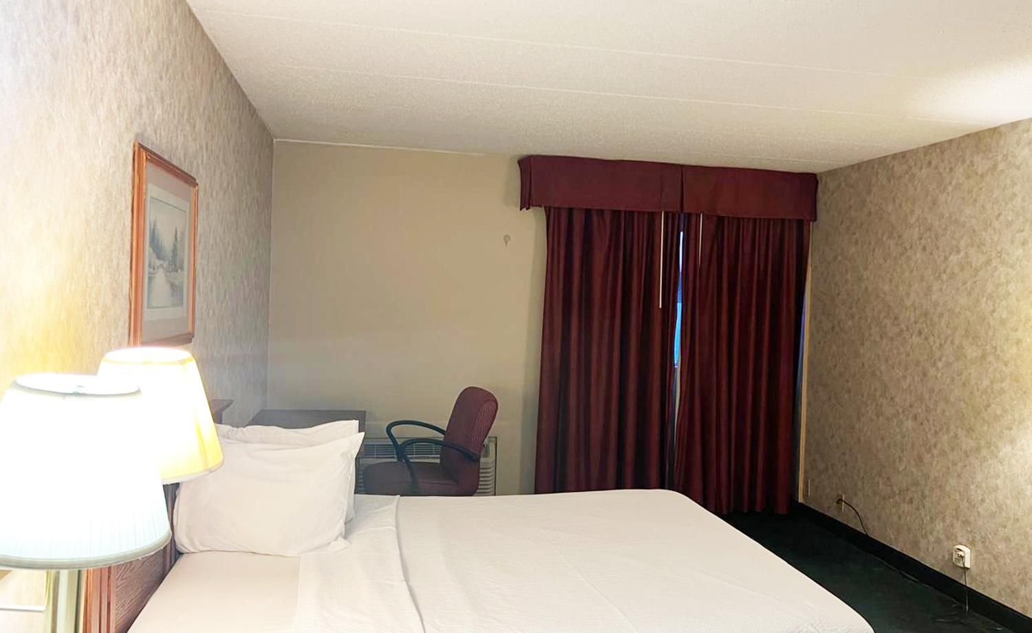 Blue Way Inn & Suites La Crosse King Bed 2